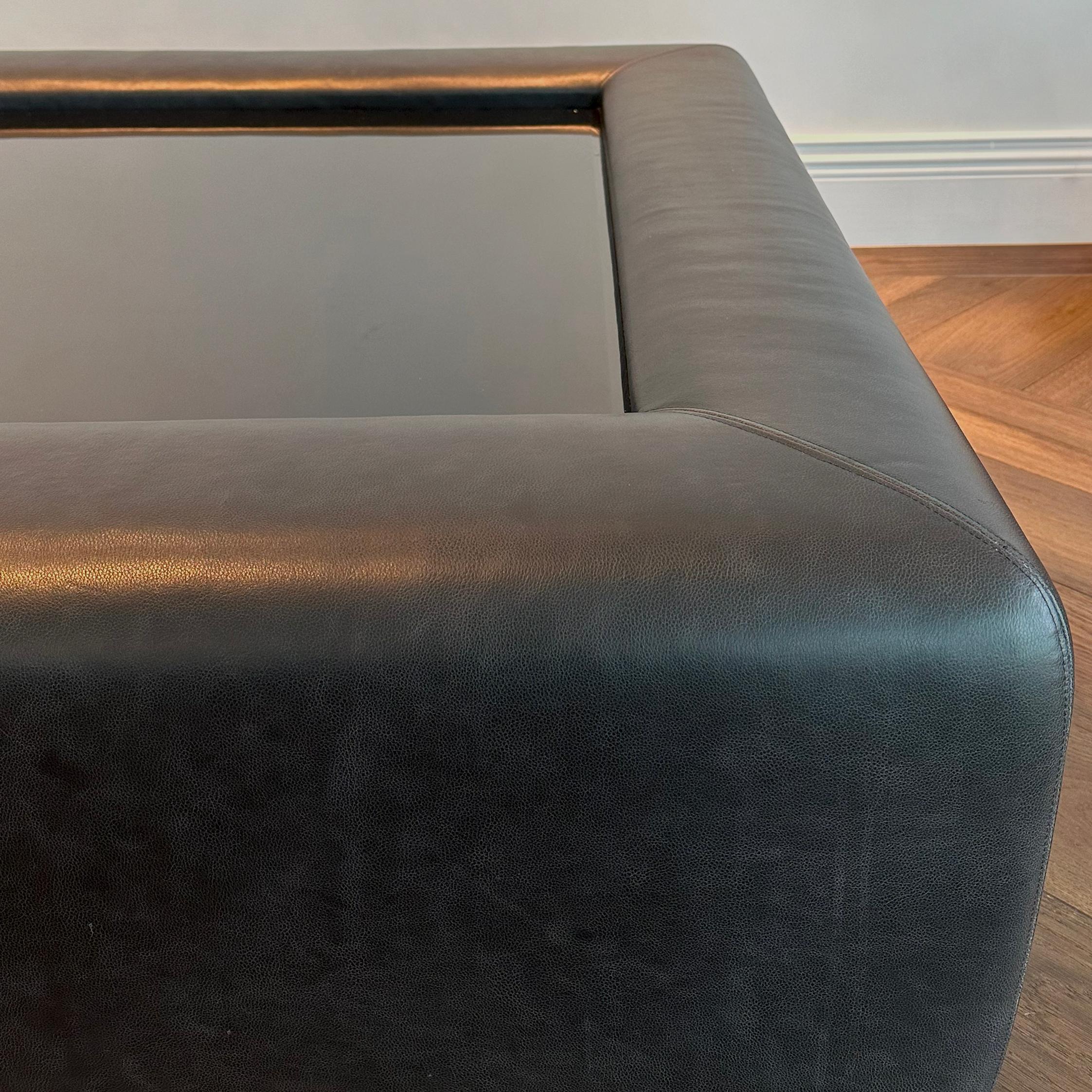 Modern Upholstered Leather Coffee Table with Black Glass Top en venta 1