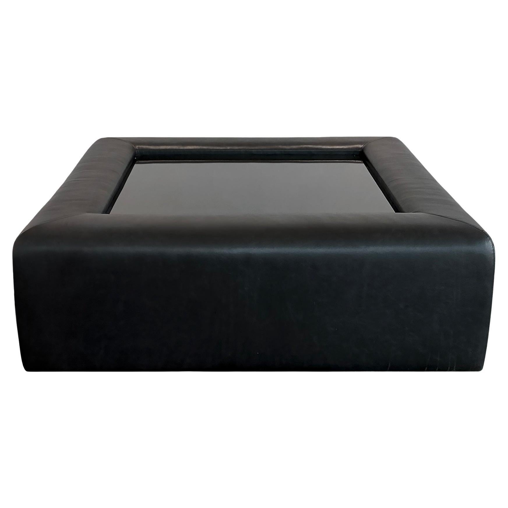 Modern Upholstered Leather Coffee Table with Black Glass Top en venta