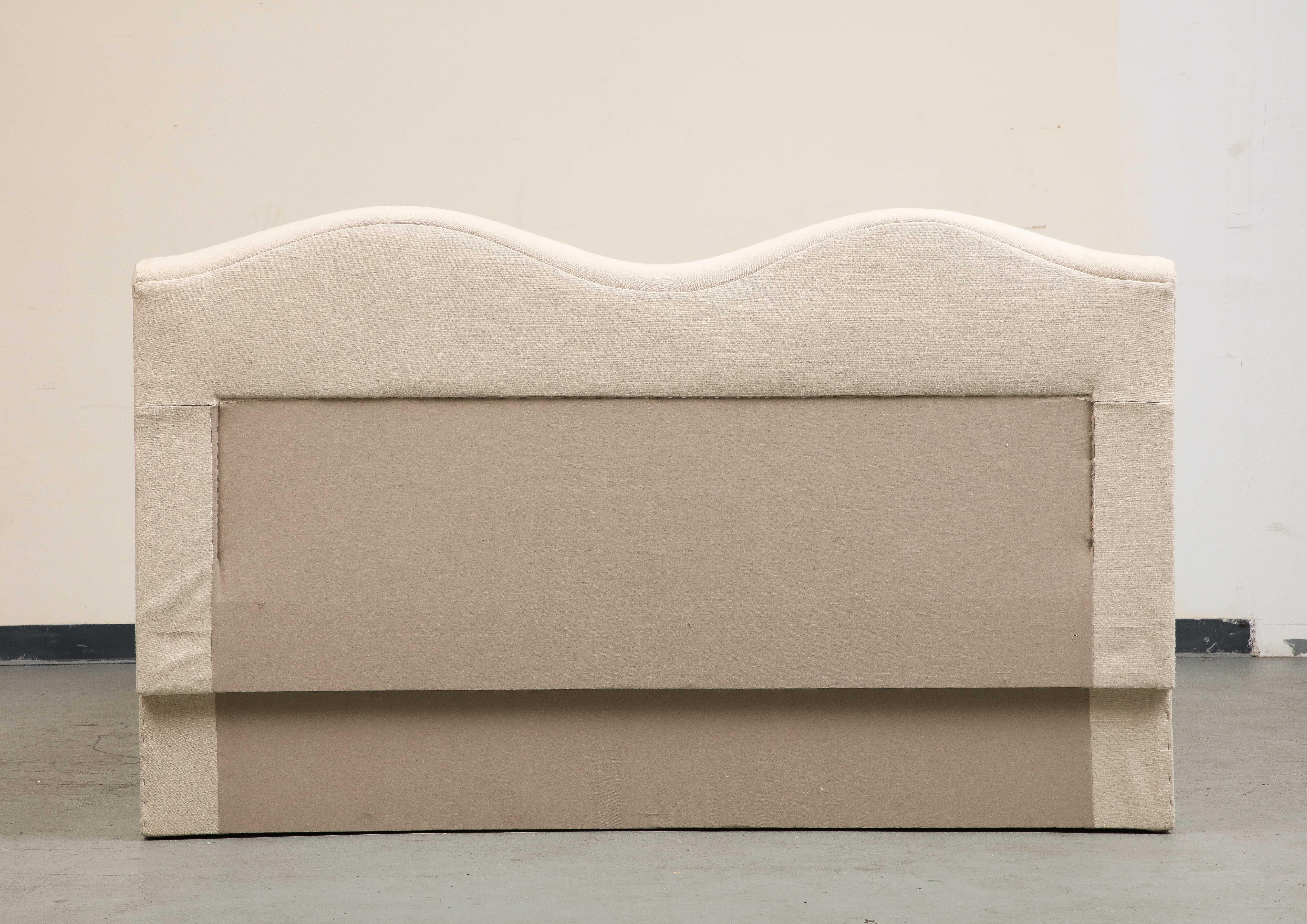 Modernes gepolstertes Queen-Bett aus Leinen mit Wellenschliff am Kopfteil und Verlängerungen im Angebot 6