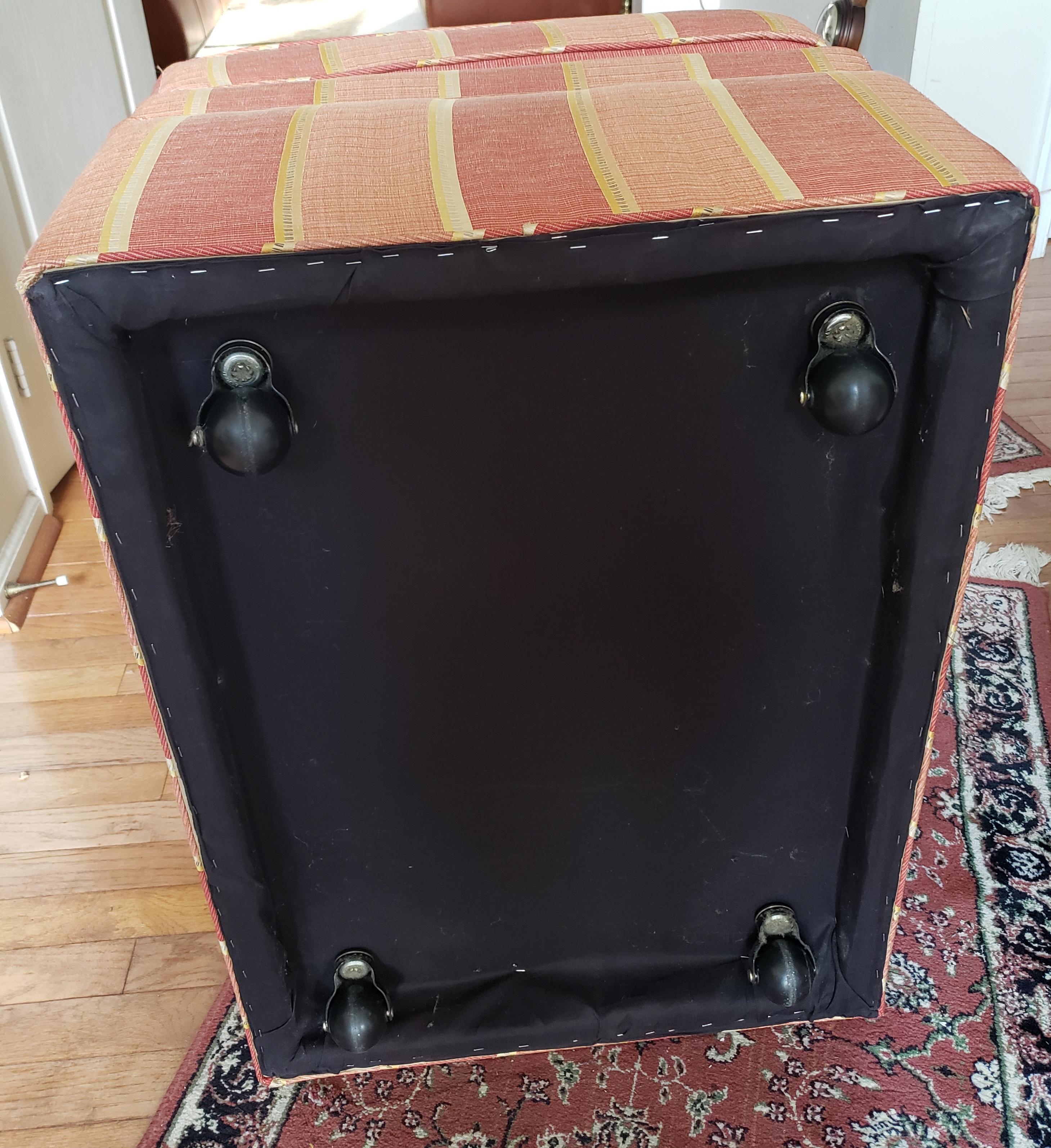 20ième siècle Pouf Rolling Ottoman rembourré moderne avec deux coussins décoratifs assortis en vente