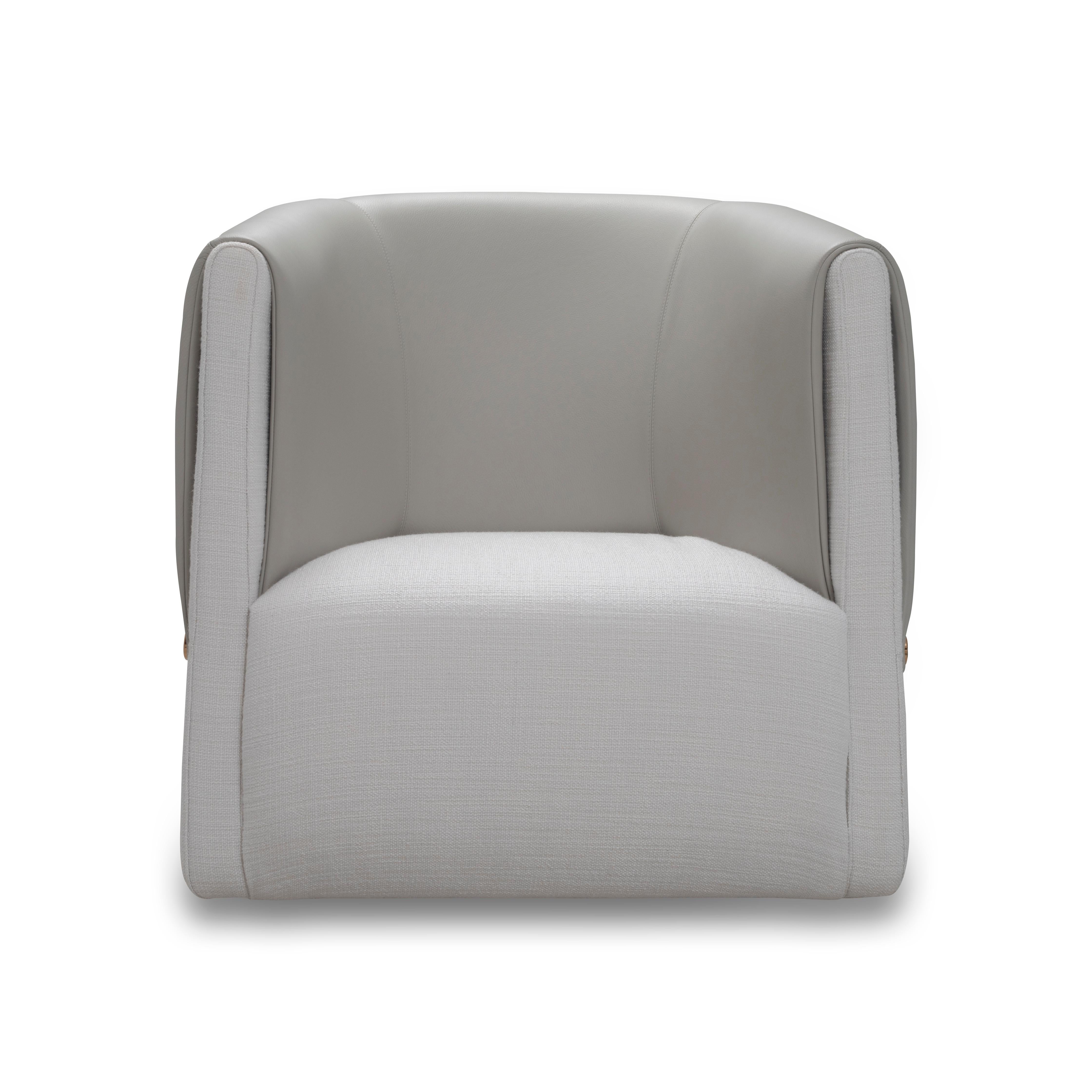 The design of the MANCHETTA club chair is inspired by the elegance of a man‘s cuffs. The conically shaped body solidly grounds on a swivel base and is graced by an overlaying plush upholstered cover, perfectly fitted and enriched with a decorative