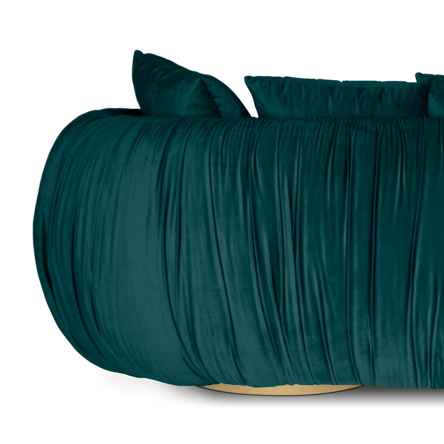 Lucidato Divano moderno con pancia in velluto blu e base in ottone lucido in vendita