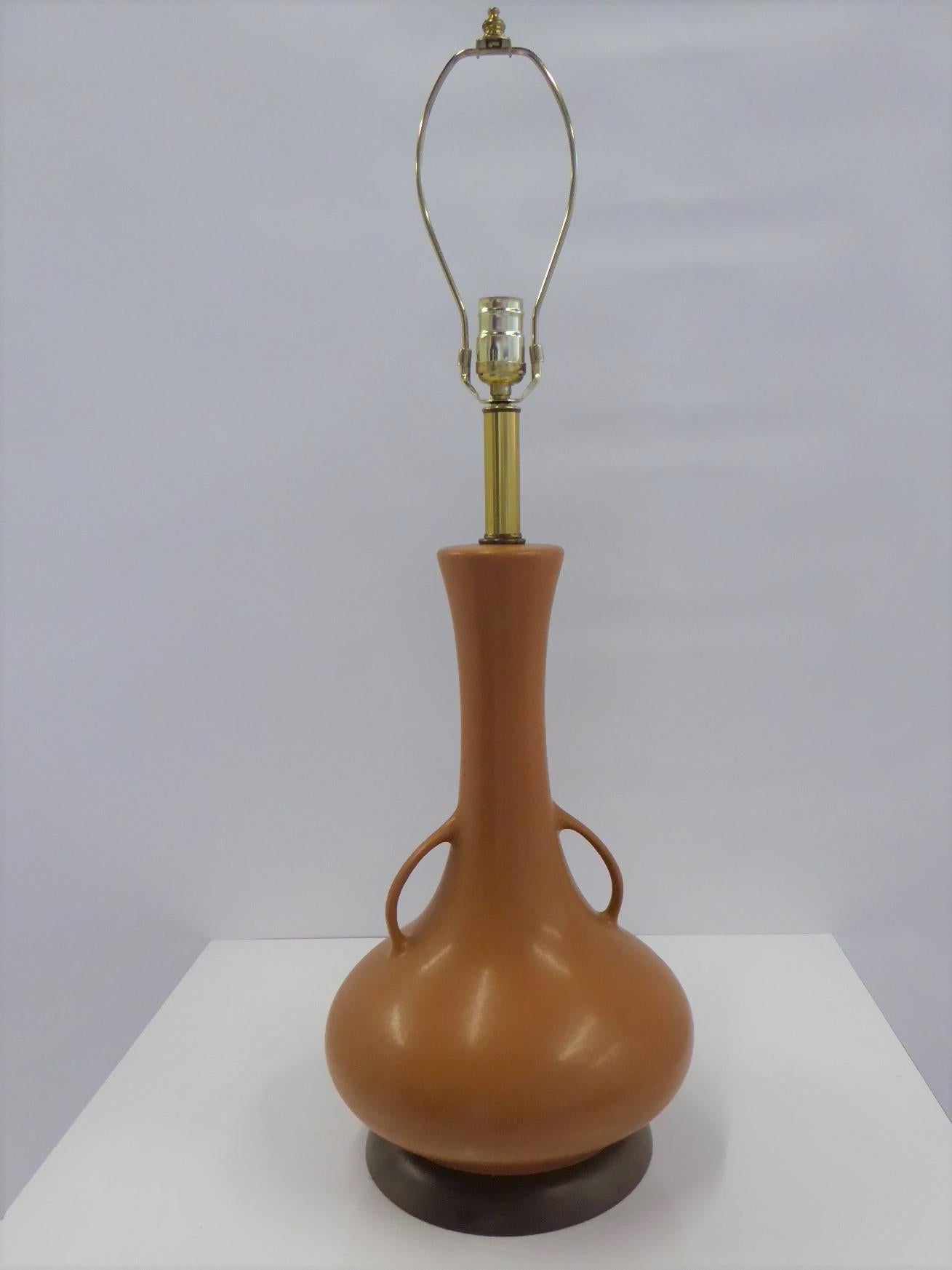 Large urn shaped Mid-Century Modern ceramic table lamp with shoulder handles. In a lovely muted terra cotta color glaze with a satin finish, New UL 3-way socket. Very good condition, no issues.
Measurements: 12 inches diameter x 24 inches high to