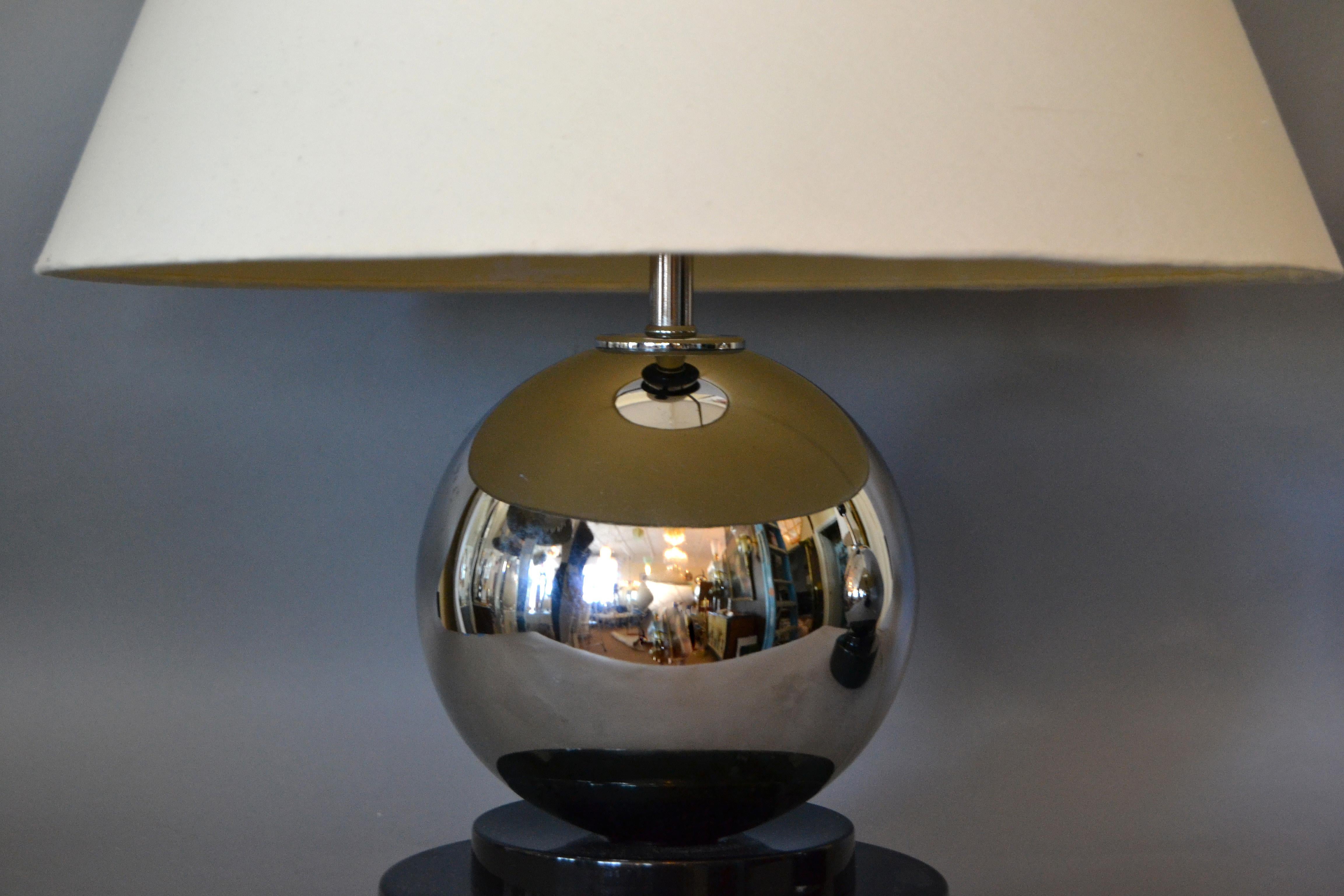A pair of modern van teal chrome ball table lamps mounted on a black metal base.
In perfect working condition and each uses a max. 150 watts 3 way light bulb.
Note: No Shades; they will look stunning with cylindrical white linen hardback shades.