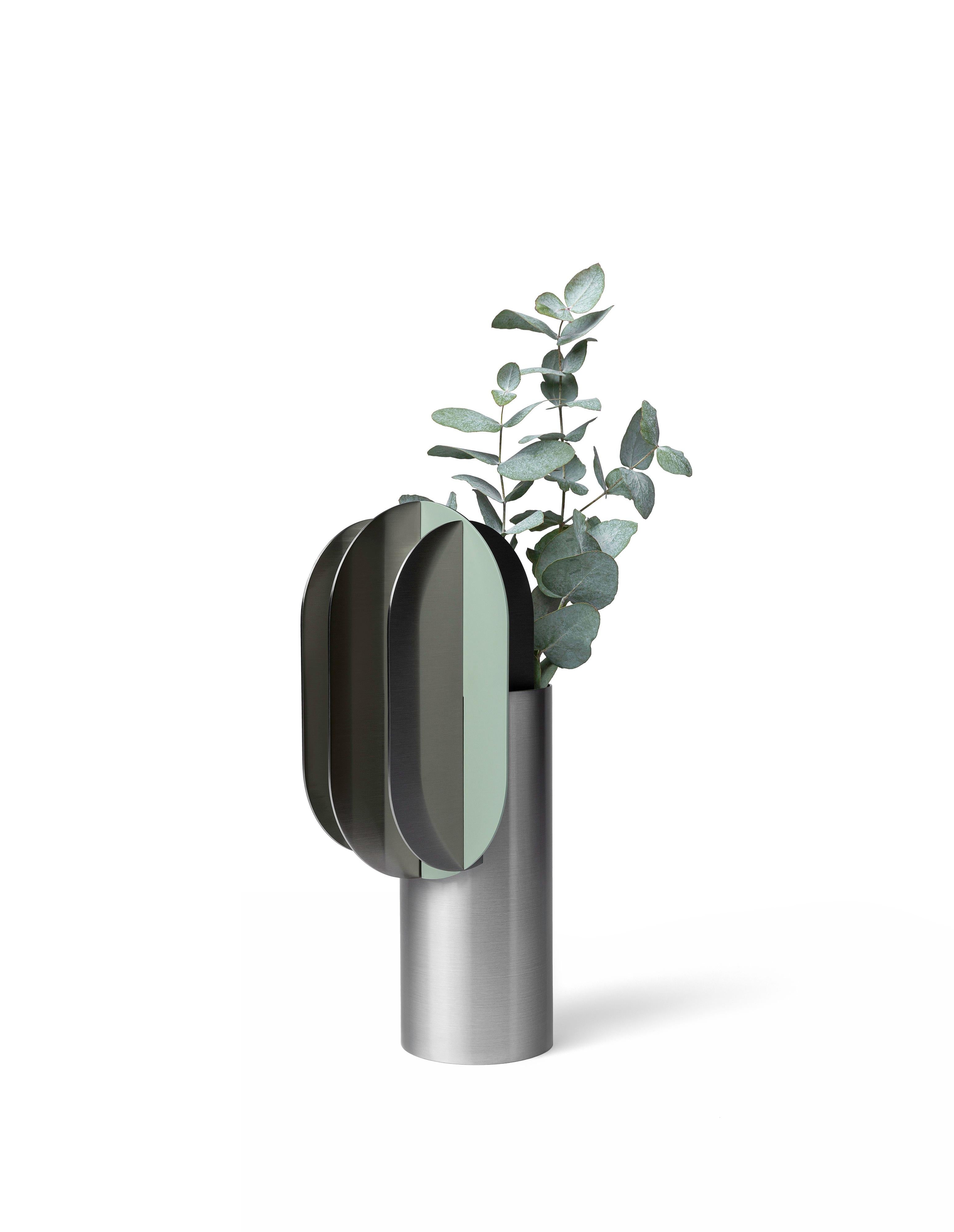 Gabo Vase CS9 - Minimalist bold design by Noom in Brass and Steel For Sale 6