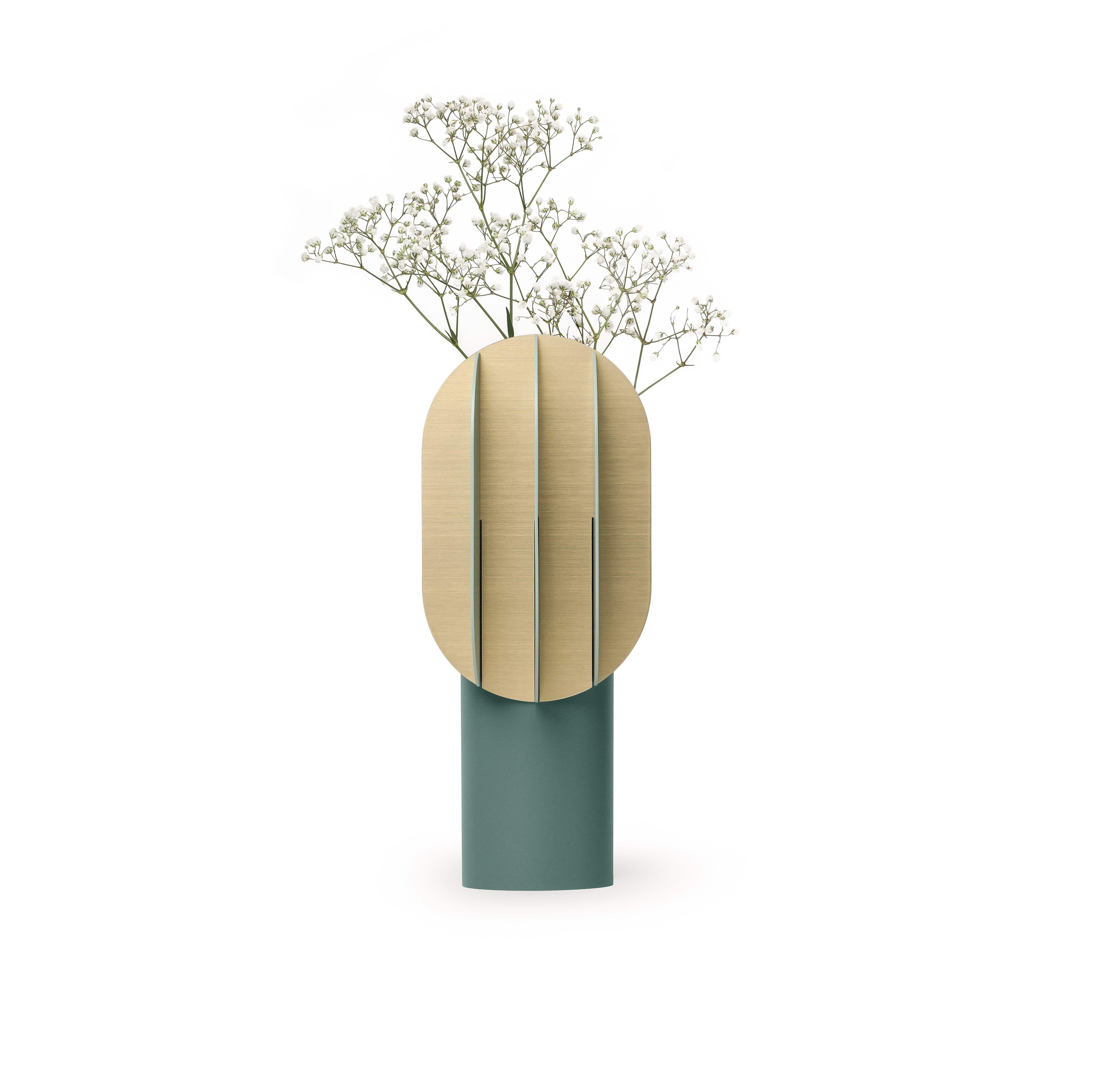 Organic Modern Modern Vase Gabo CS9 by Noom in Brass and Steel For Sale