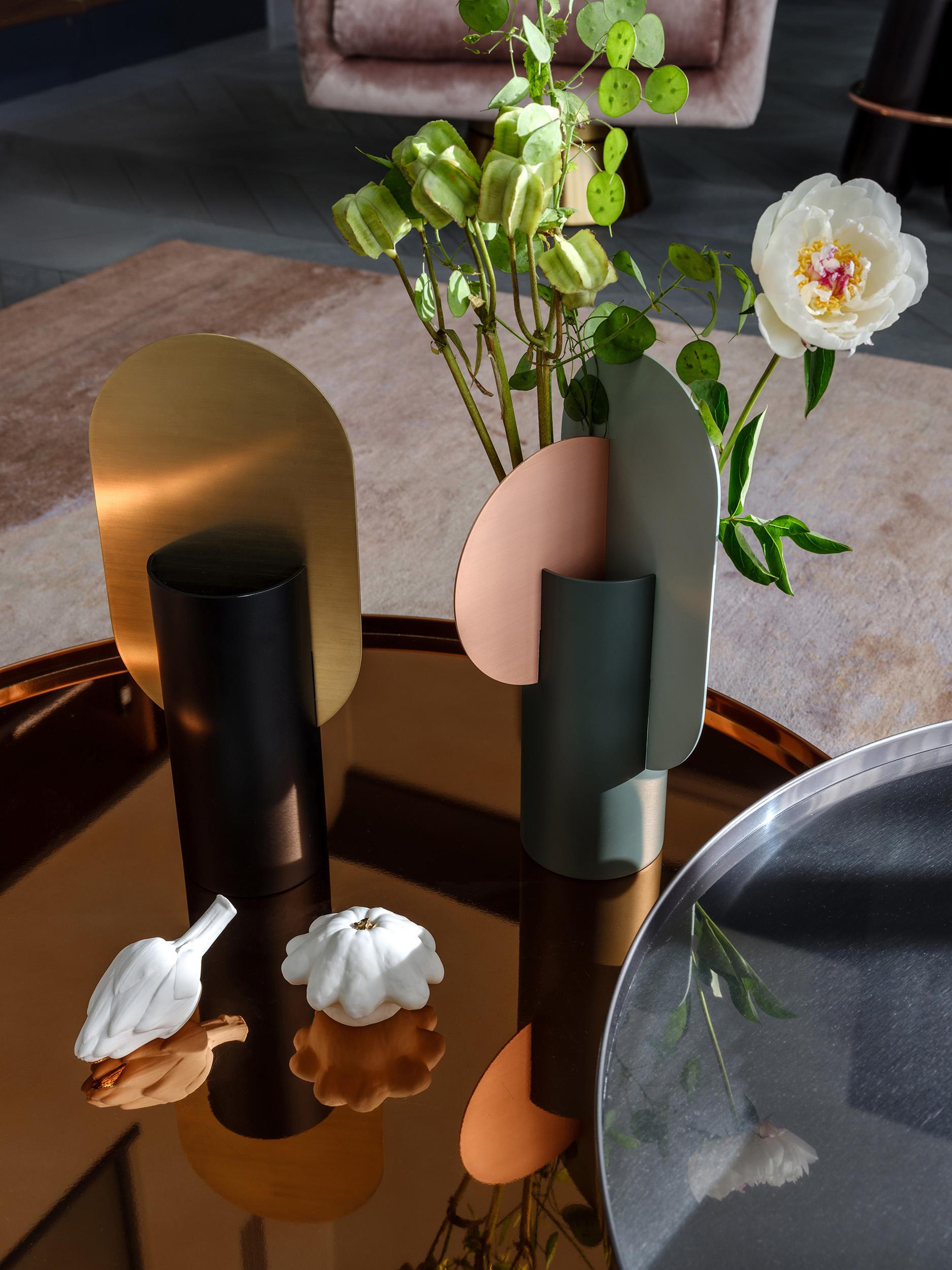 Vaso moderno Genke CS1 di Noom in ottone e acciaio In condizioni Nuovo in vendita a Paris, FR
