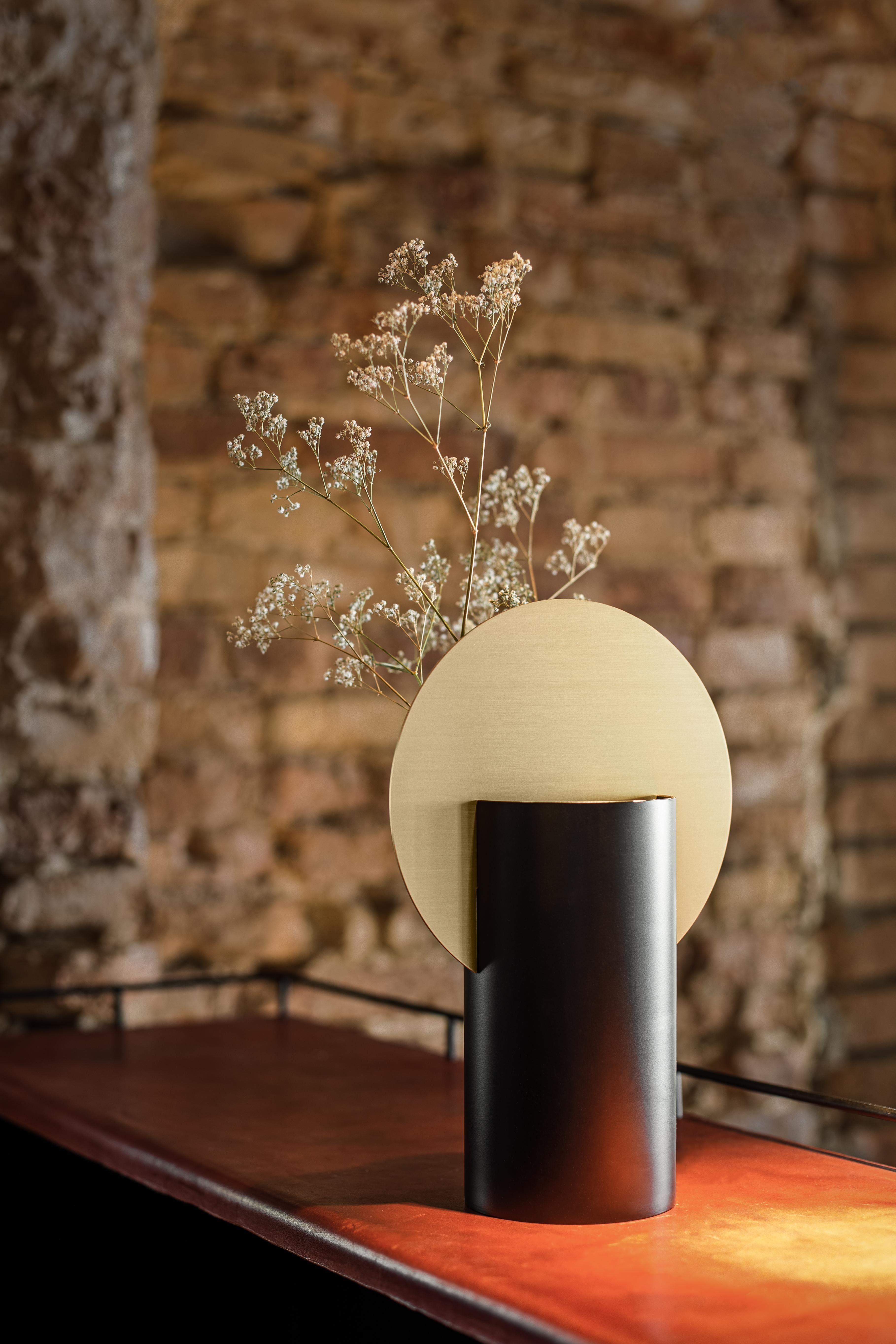 Vase Genke CS3 - Contemporary Minimalist design by Noom in Brass and Steel For Sale 3