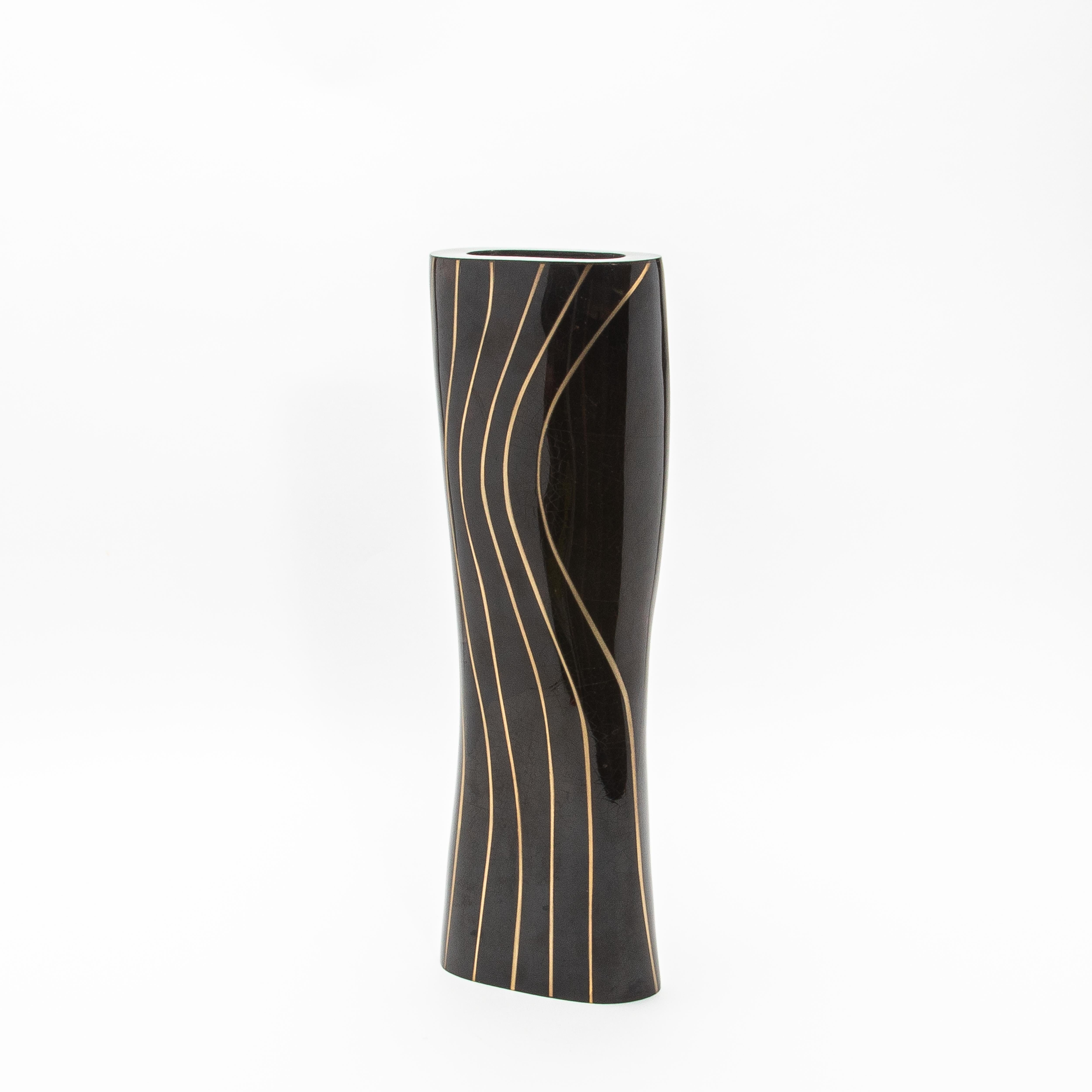 Jarrón moderno de concha negra con detalles de latón by KIFU Paris Filipino en venta