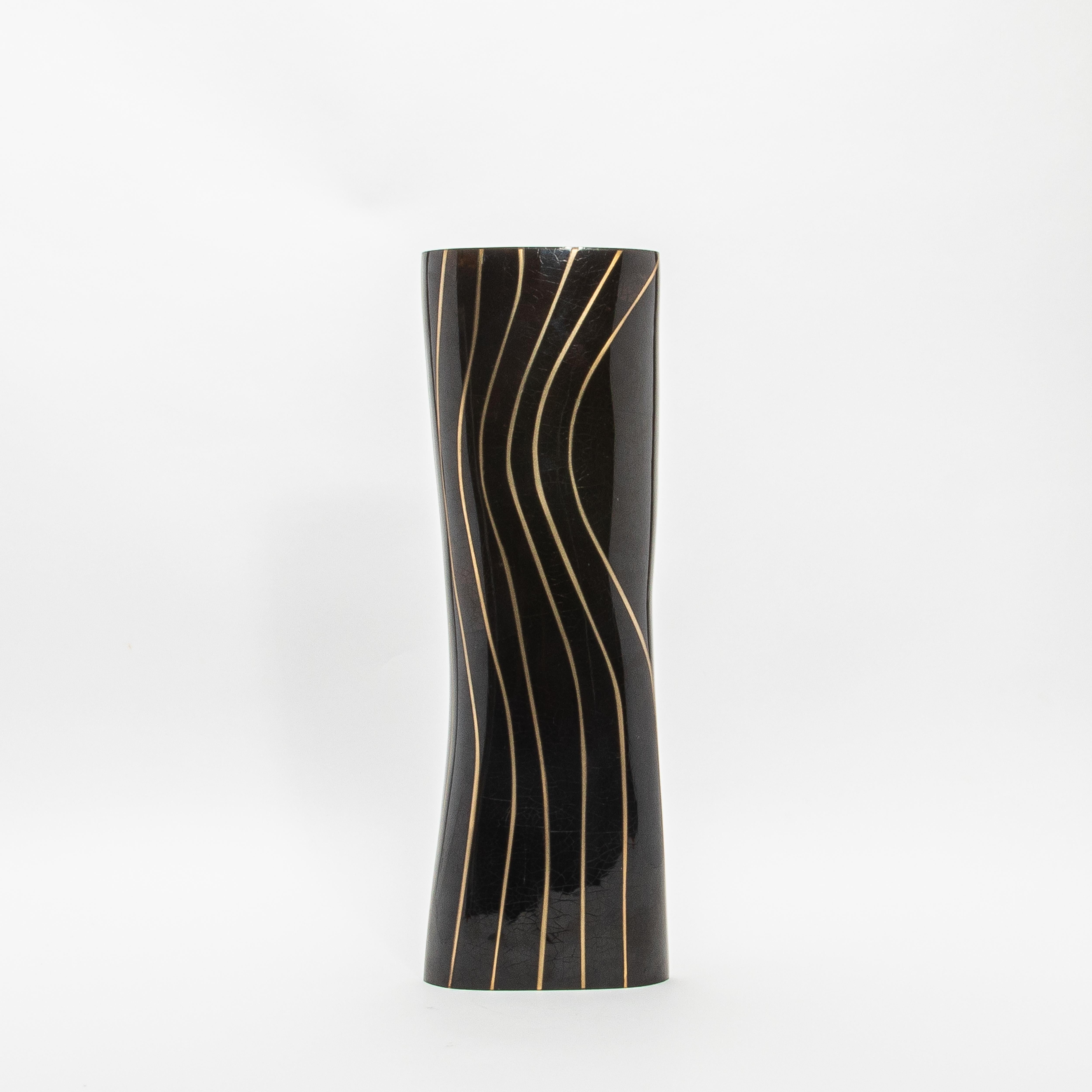 Jarrón moderno de concha negra con detalles de latón by KIFU Paris Hecho a mano en venta
