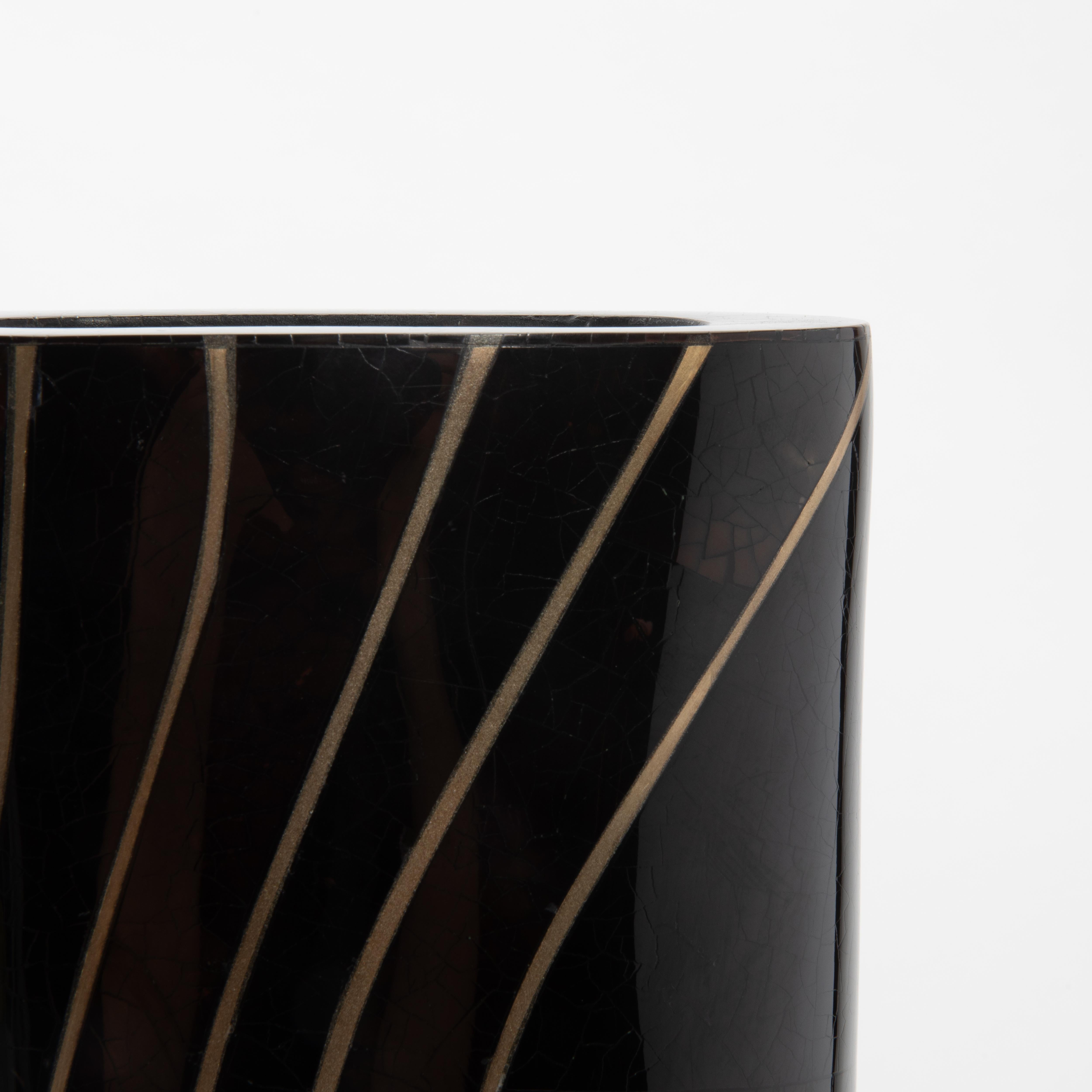 Jarrón moderno de concha negra con detalles de latón by KIFU Paris Latón en venta