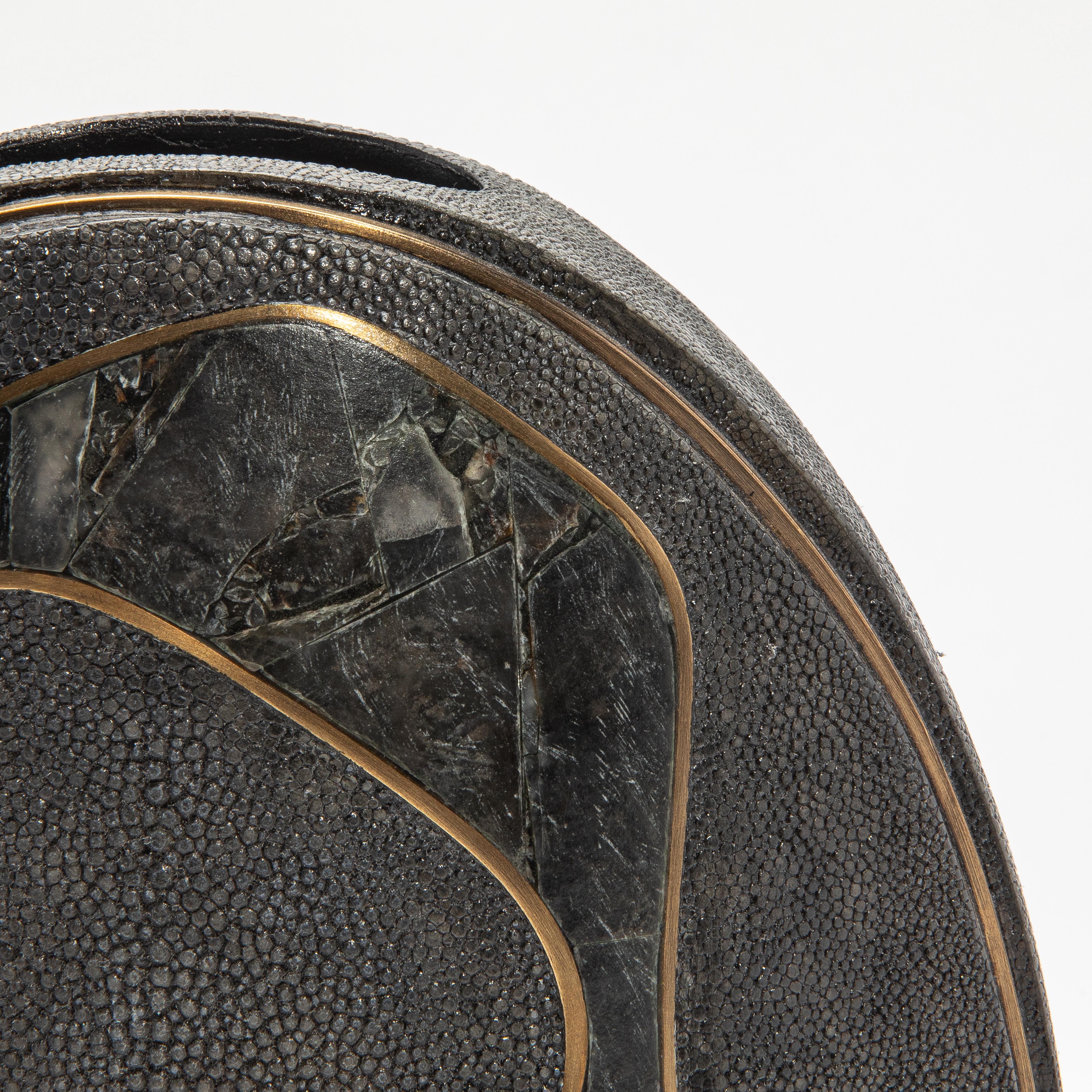 Art déco Vase Modernity en galuchat avec détails en quartz noir et laiton par R&Y Augousti en vente