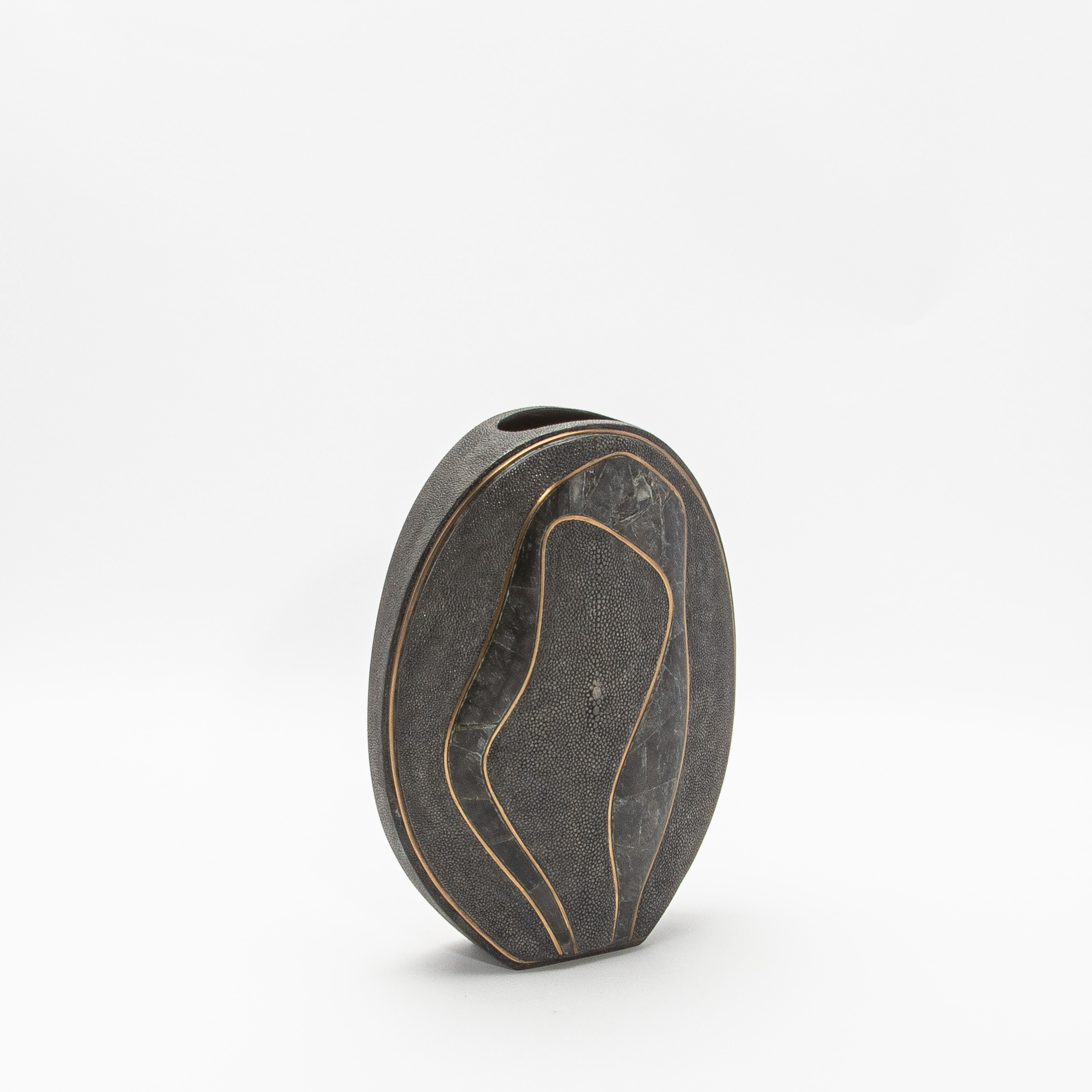 Philippin Vase Modernity en galuchat avec détails en quartz noir et laiton par R&Y Augousti en vente