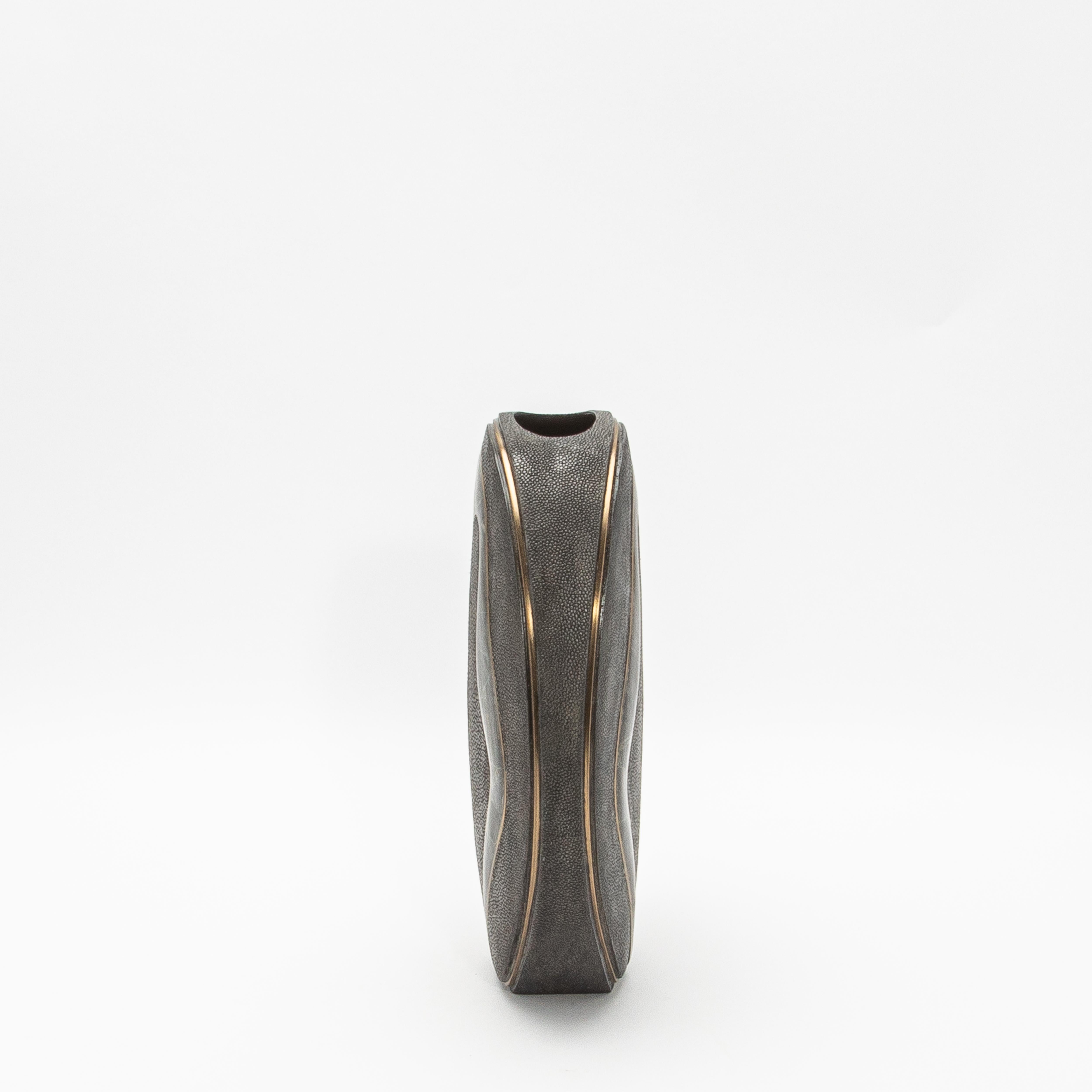 Fait main Vase Modernity en galuchat avec détails en quartz noir et laiton par R&Y Augousti en vente