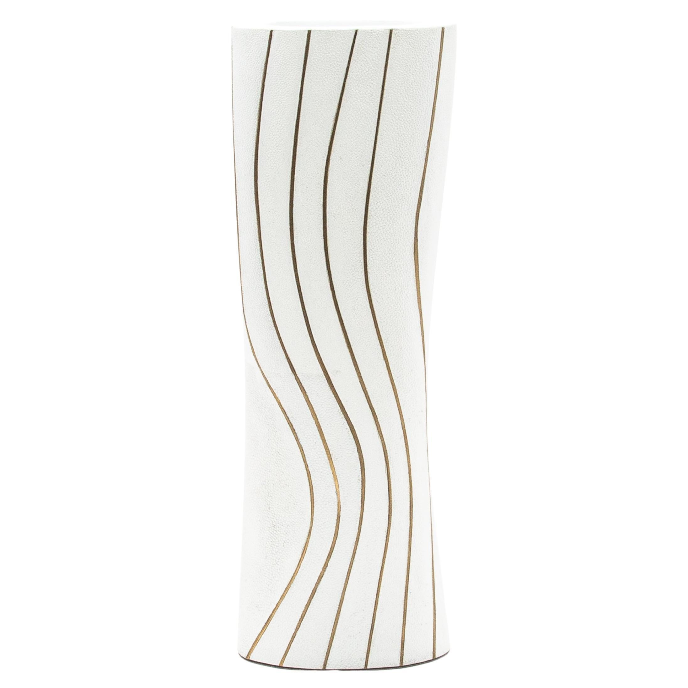 Vase moderne en galuchat avec détails en laiton de KIFU Paris