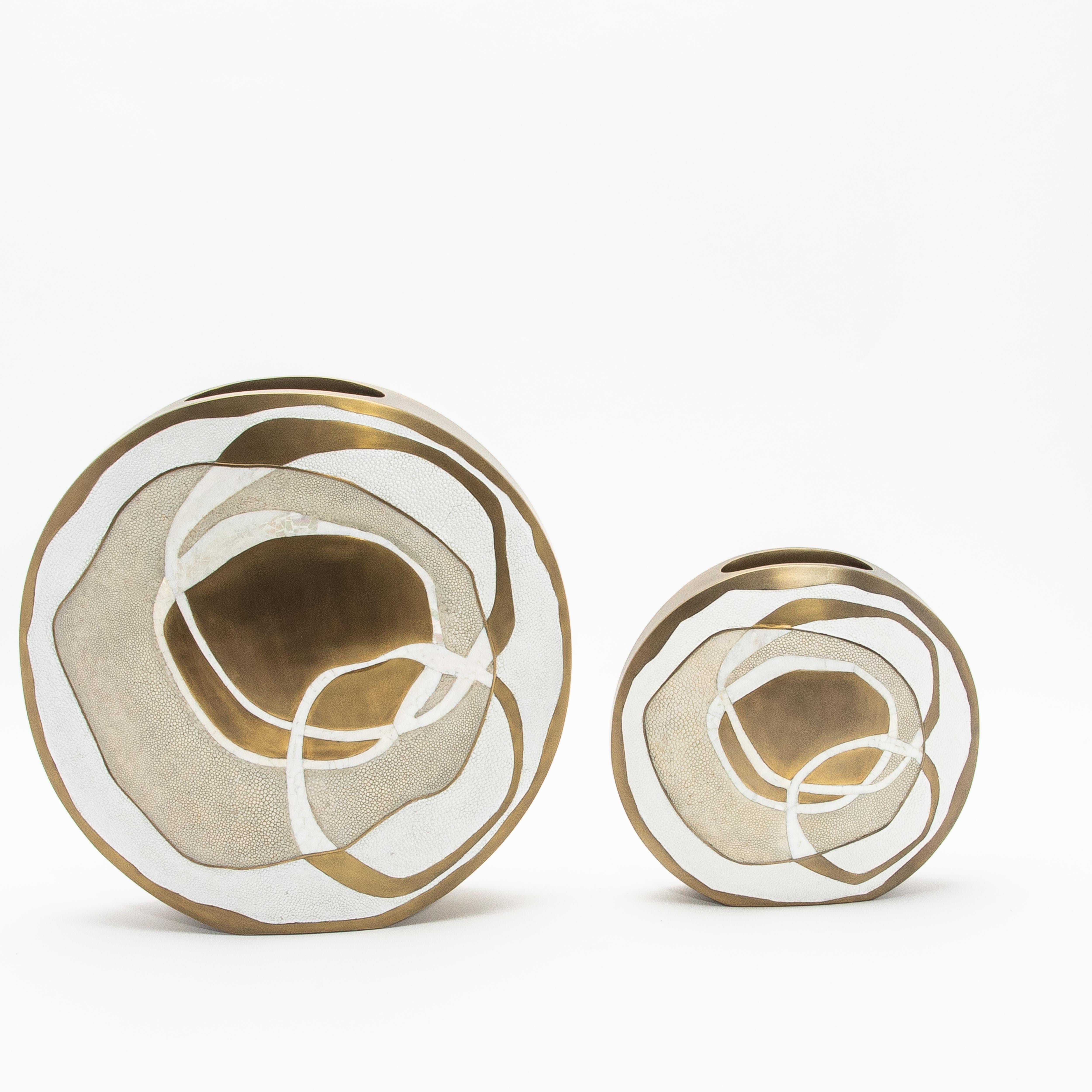 Moderne Vase aus Chagrinleder mit Perlmutt- und Messingdetails von R&Y Augousti im Angebot 2