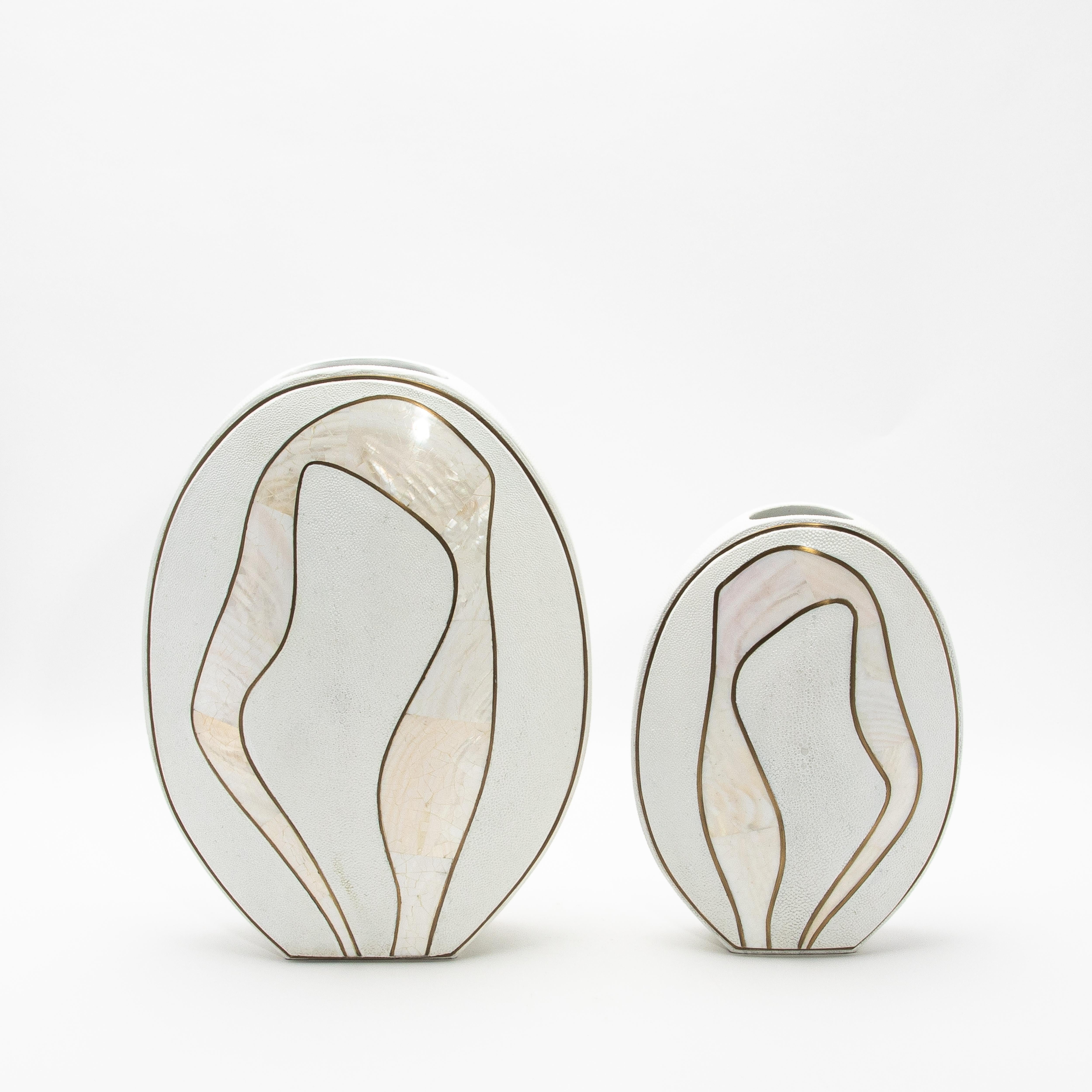Moderne Vase aus Chagrinleder mit Perlmutt- und Messingdetails von R&Y Augousti im Angebot 3