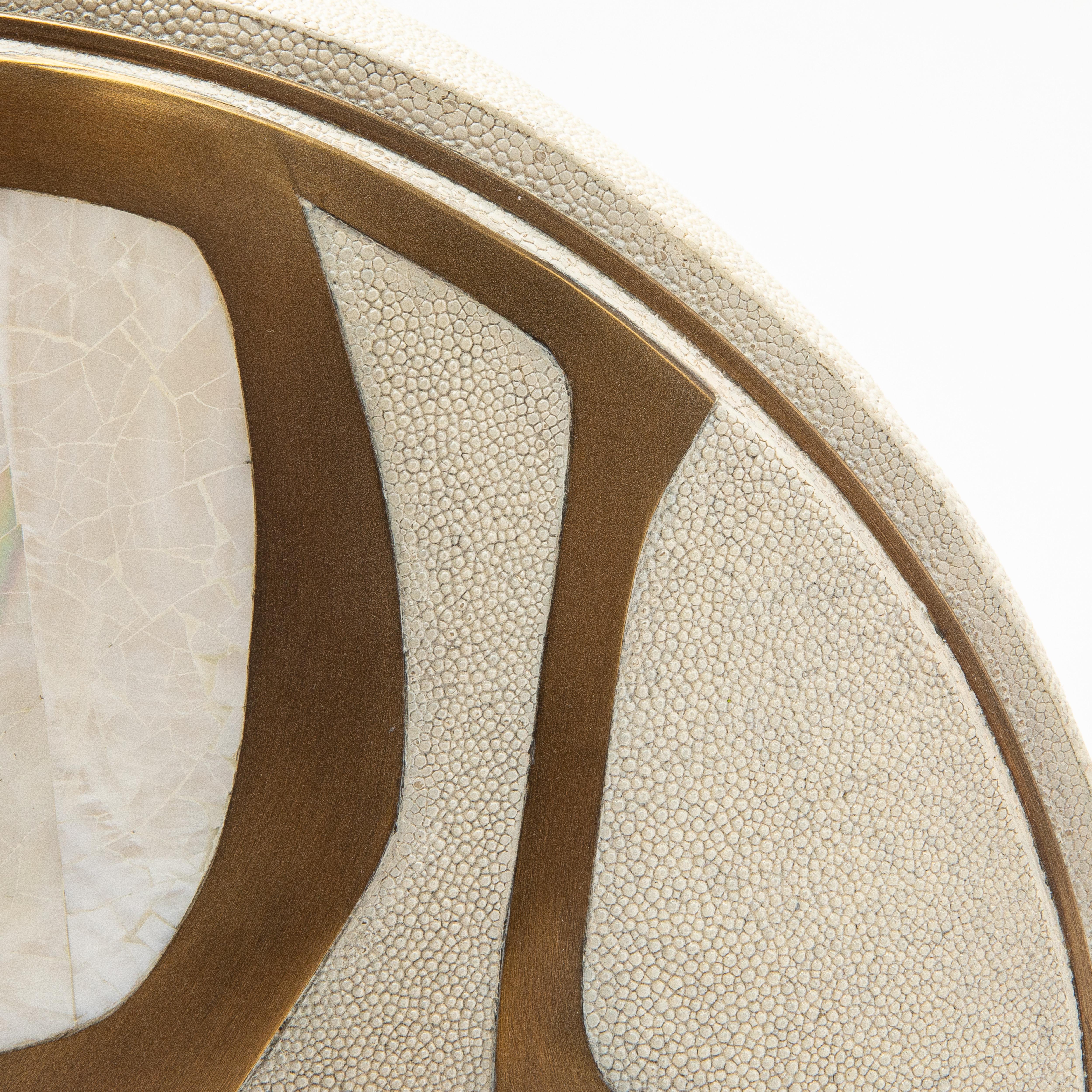 Moderne Vase aus Chagrinleder mit Perlmutt- und Messingdetails von R&Y Augousti im Angebot 3