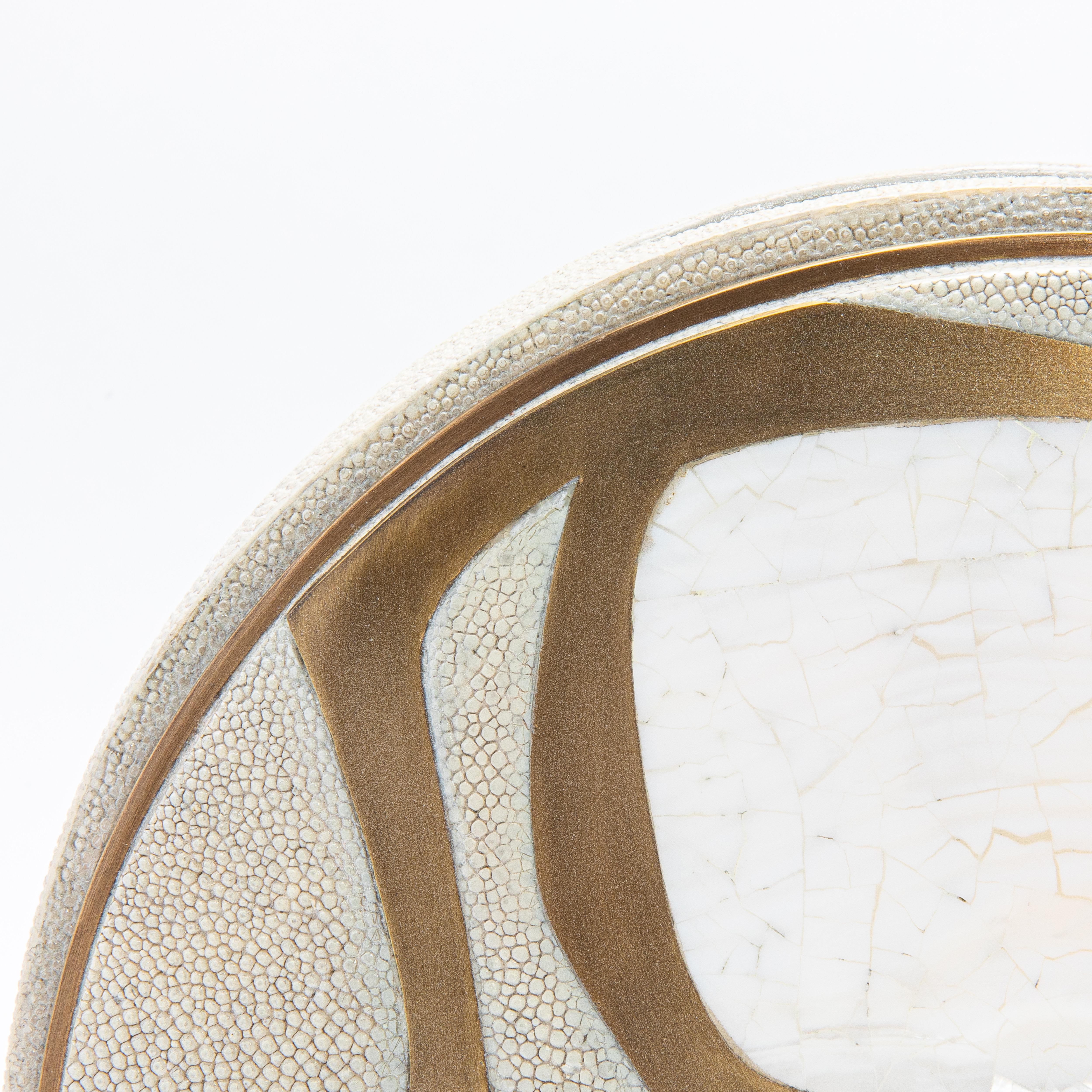 Moderne Vase aus Chagrinleder mit Perlmutt- und Messingdetails von R&Y Augousti im Angebot 5