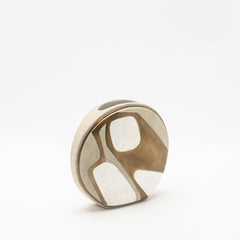 Jarrón moderno de piel de zapa con detalles de nácar y latón de R&Y Augousti