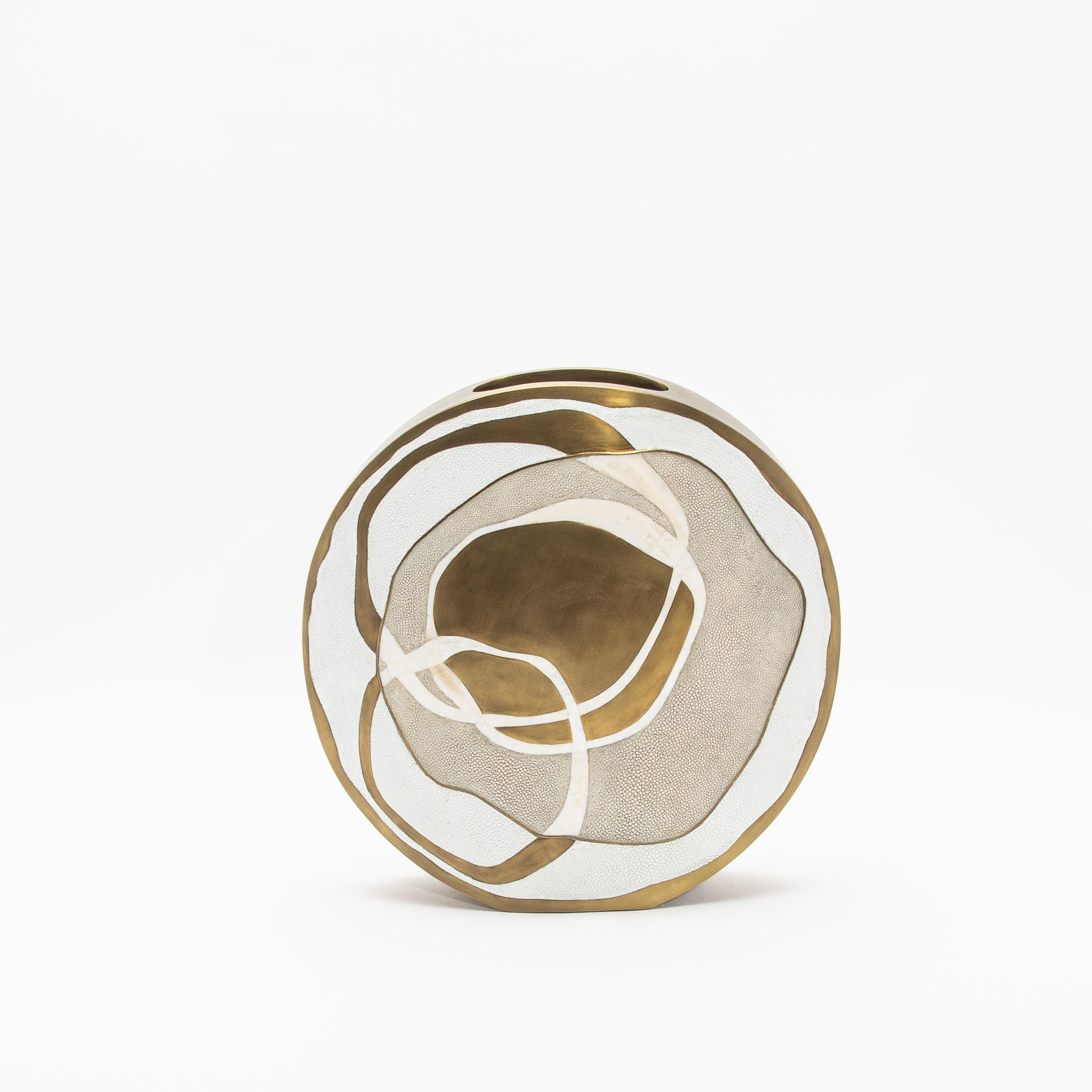 Die Rose Vase von R&Y Augousti ist eine atemberaubende Kreation, die durch die meisterhafte Kombination exquisiter Materialien zeitgenössischen Luxus verkörpert. Diese handgefertigte Vase aus reichem Chagrin, bronzefarbenem patiniertem Messing und