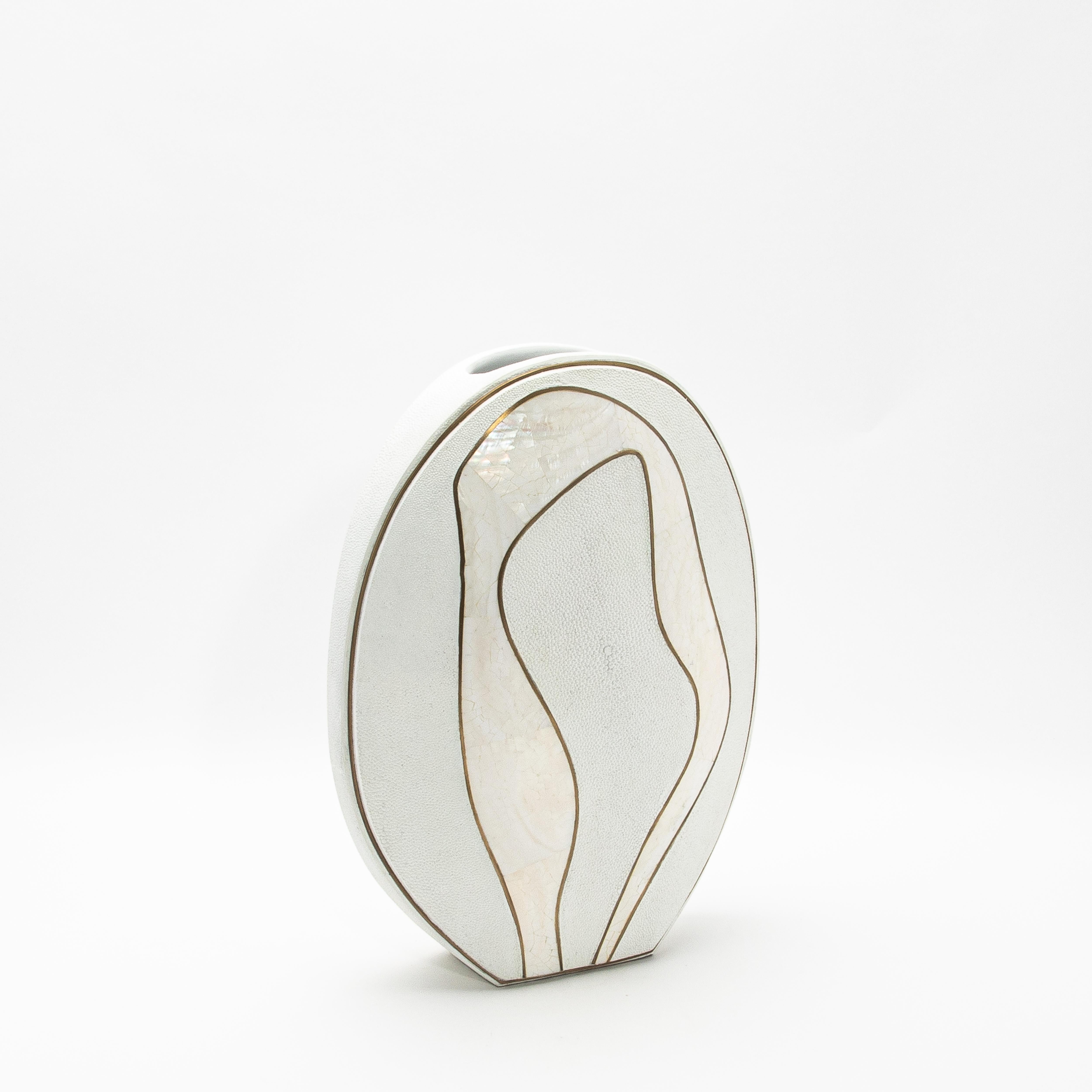 Die ovale Vase Cocteau von R&Y Augousti ist eine meisterhafte Mischung aus natürlicher Eleganz und anspruchsvoller Handwerkskunst. Diese großformatige Vase wird in sorgfältiger Handarbeit aus luxuriösem Chagrin gefertigt, das ihr eine subtile