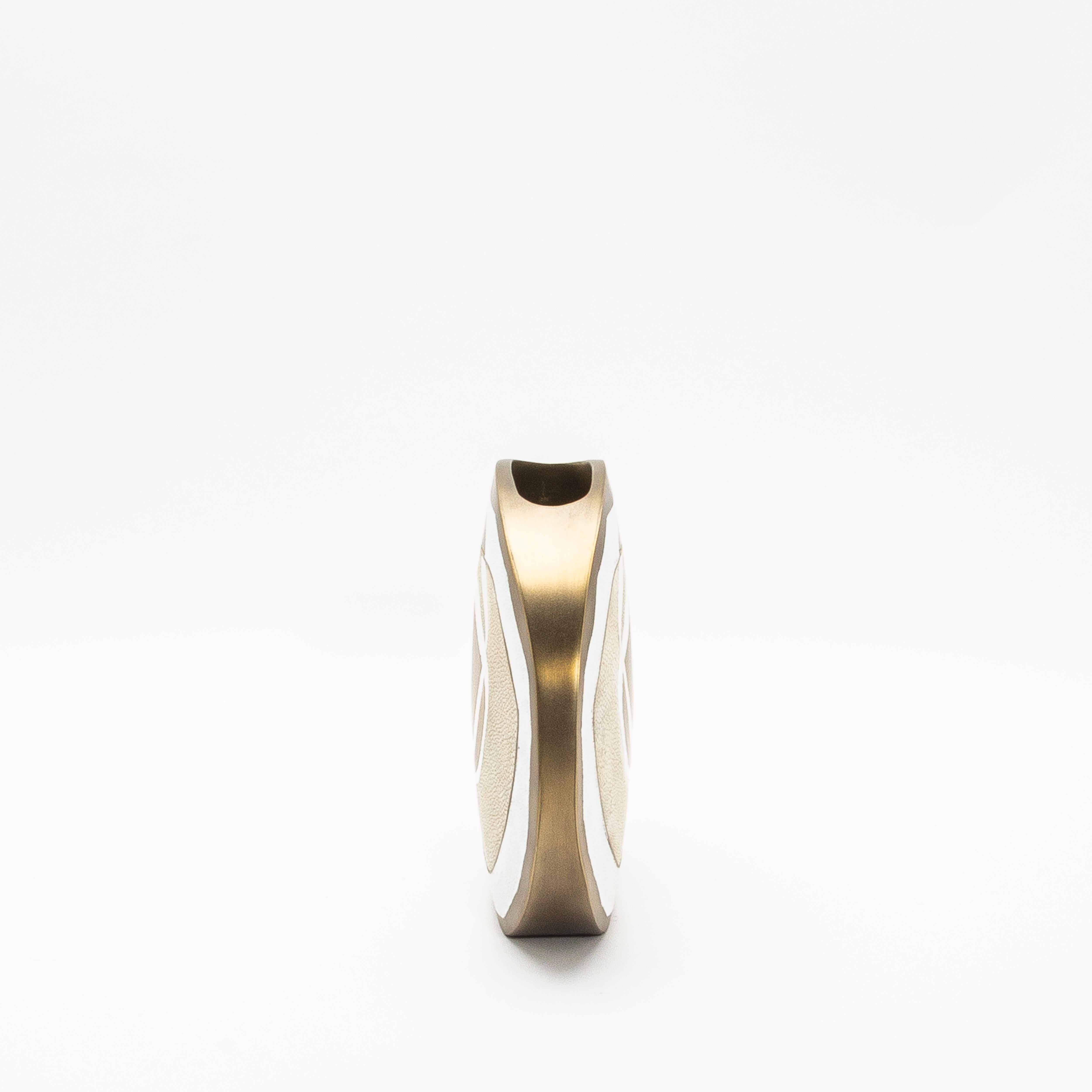 Moderne Vase aus Chagrinleder mit Perlmutt- und Messingdetails von R&Y Augousti (Art déco) im Angebot
