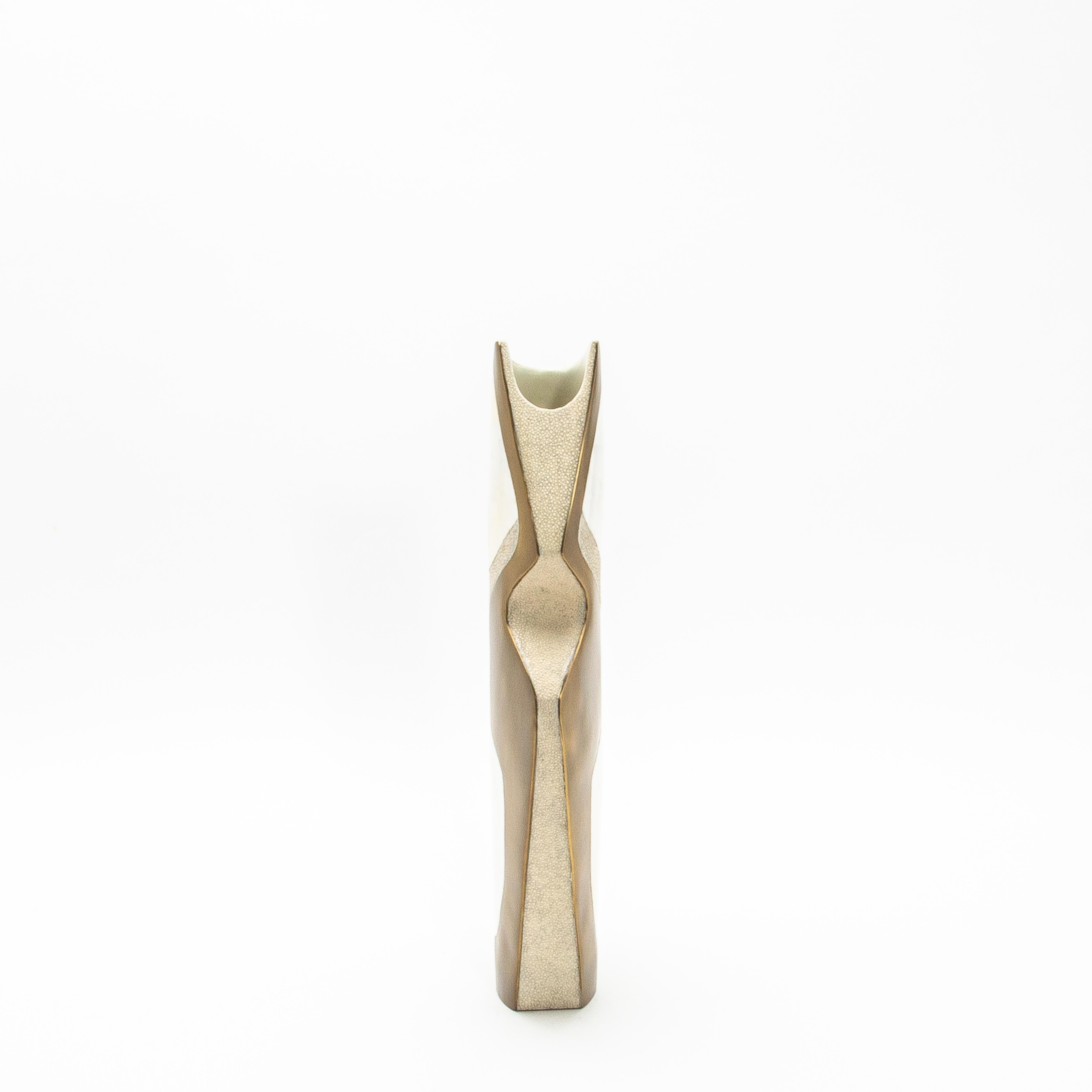 Moderne Vase aus Chagrinleder mit Perlmutt- und Messingdetails von R&Y Augousti (Art déco) im Angebot