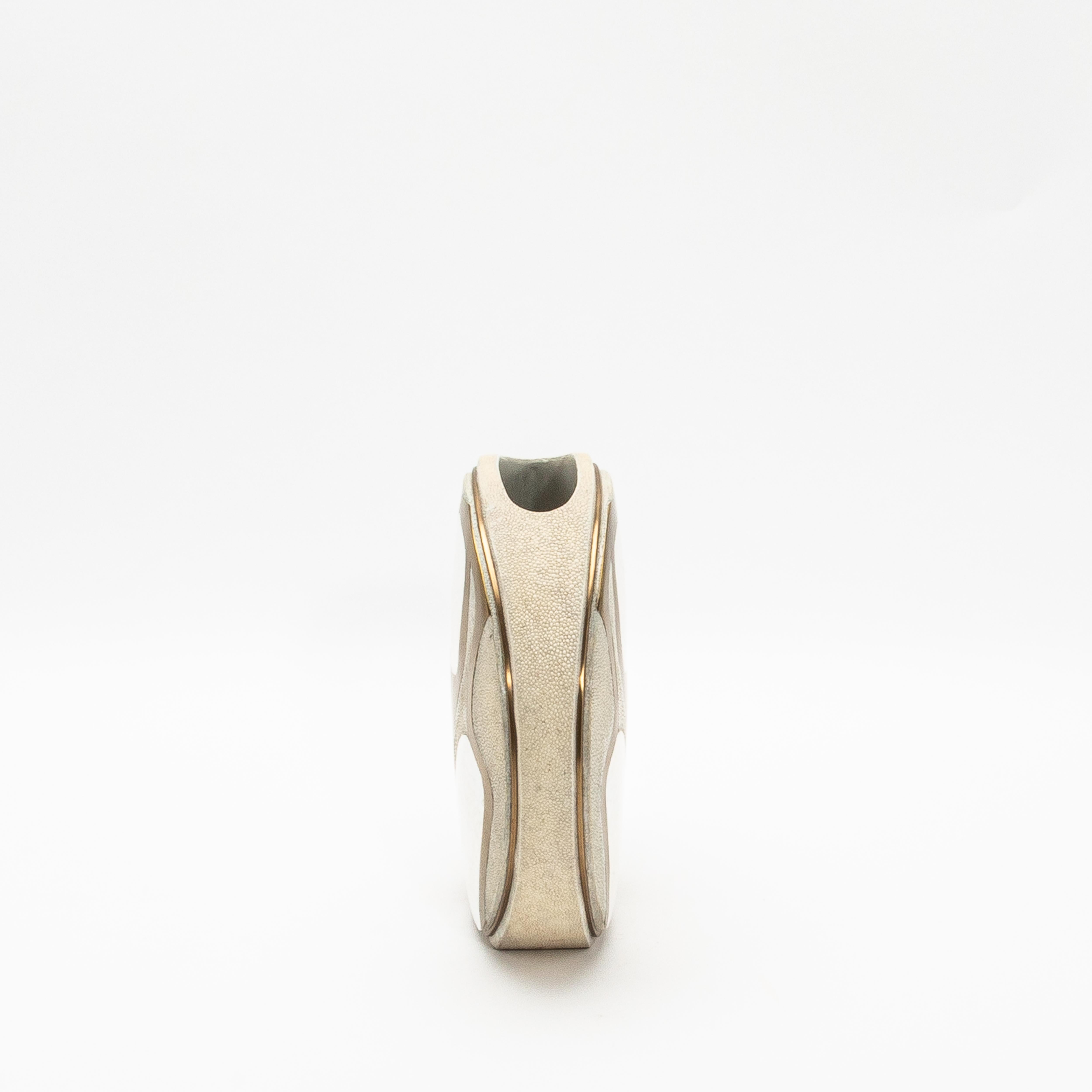 Moderne Vase aus Chagrinleder mit Perlmutt- und Messingdetails von R&Y Augousti (Art déco) im Angebot
