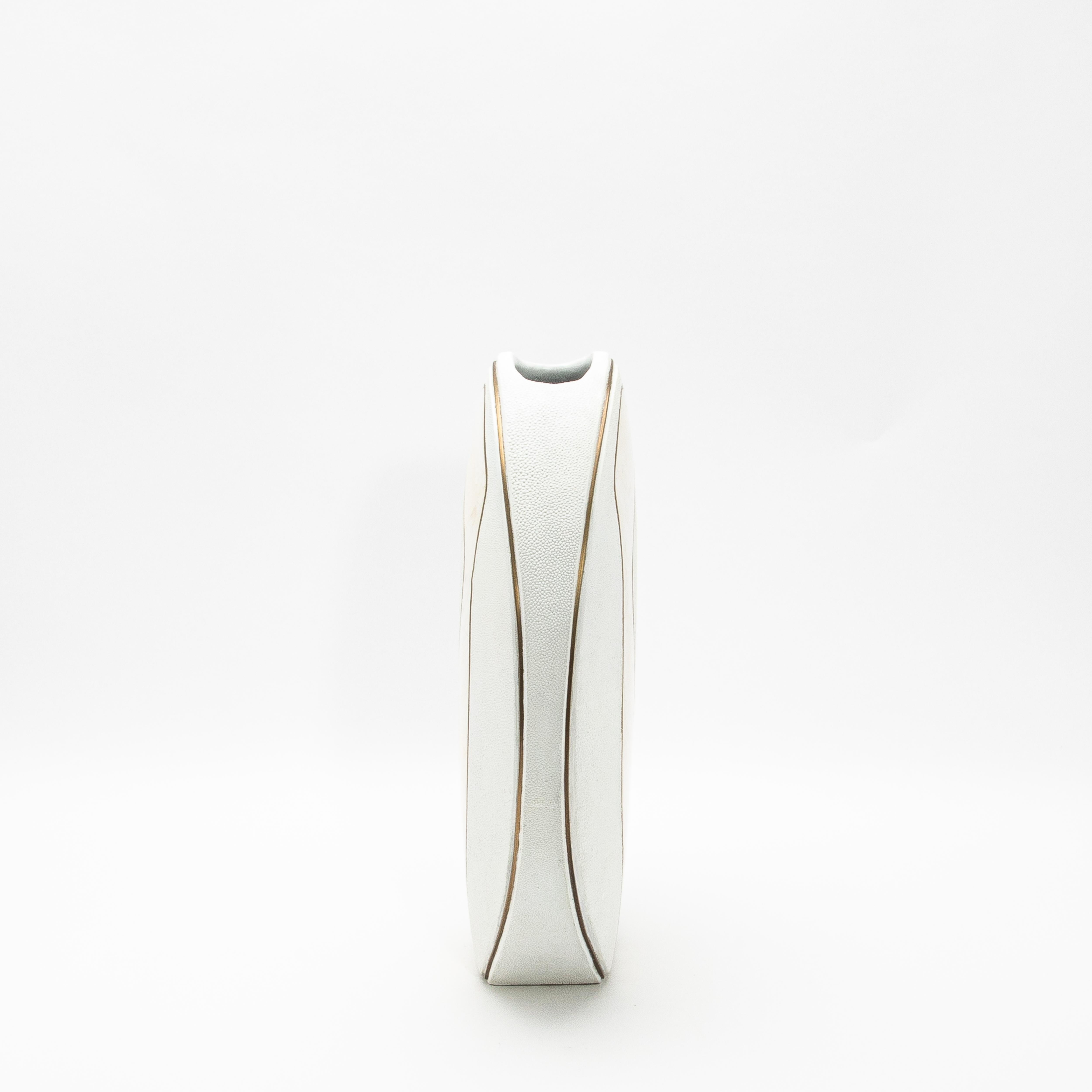 Moderne Vase aus Chagrinleder mit Perlmutt- und Messingdetails von R&Y Augousti (Art déco) im Angebot