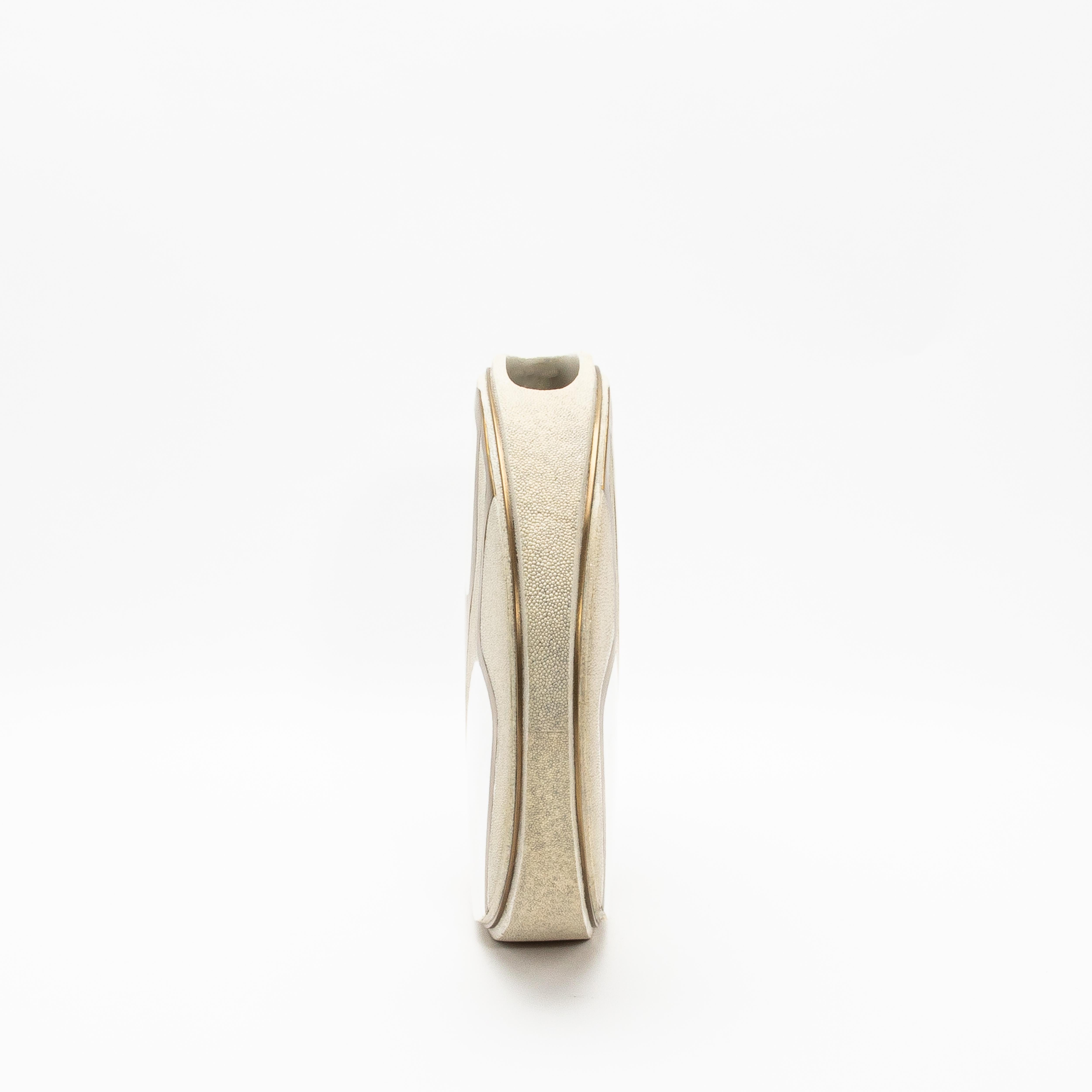 Moderne Vase aus Chagrinleder mit Perlmutt- und Messingdetails von R&Y Augousti (Art déco) im Angebot