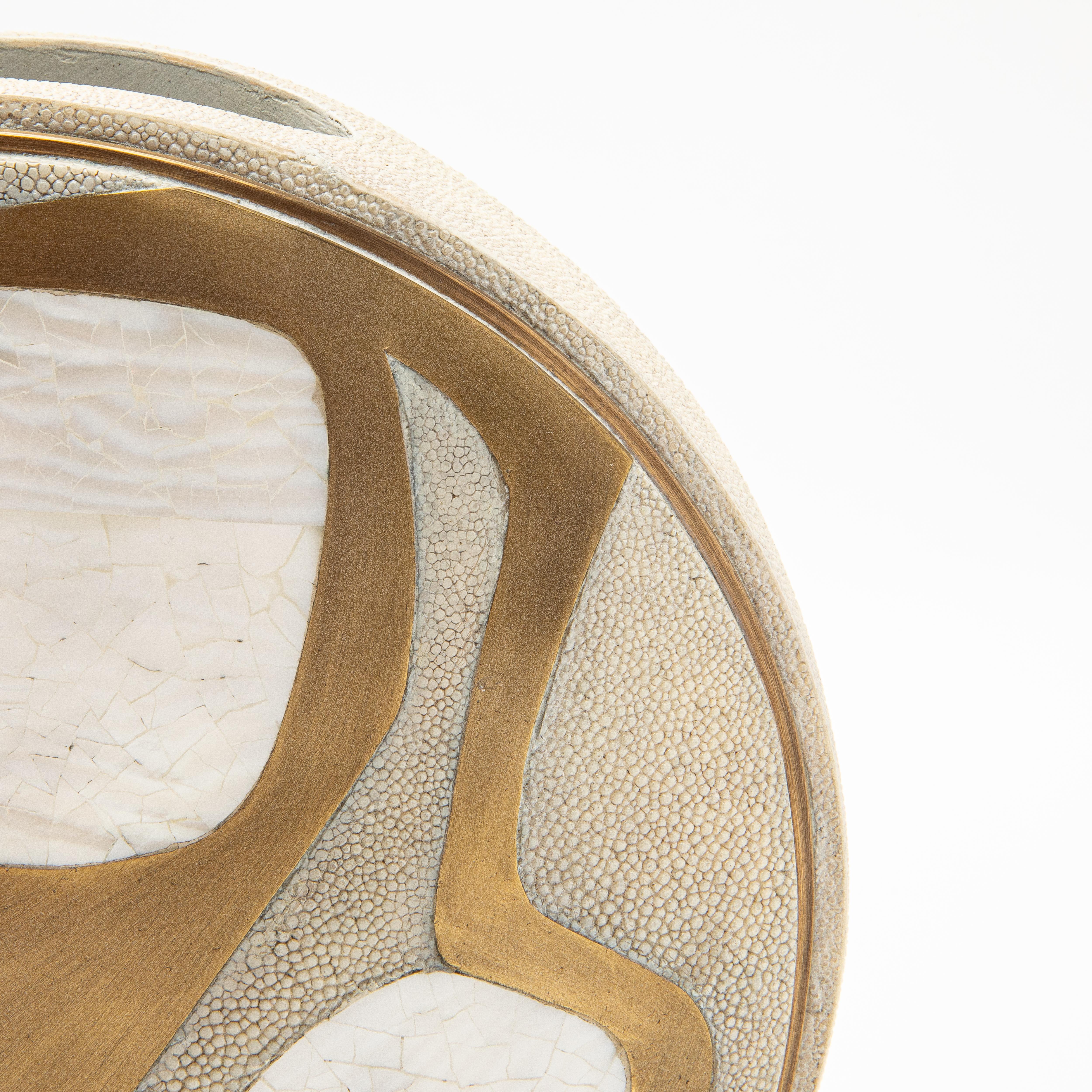 Moderne Vase aus Chagrinleder mit Perlmutt- und Messingdetails von R&Y Augousti (Handgefertigt) im Angebot