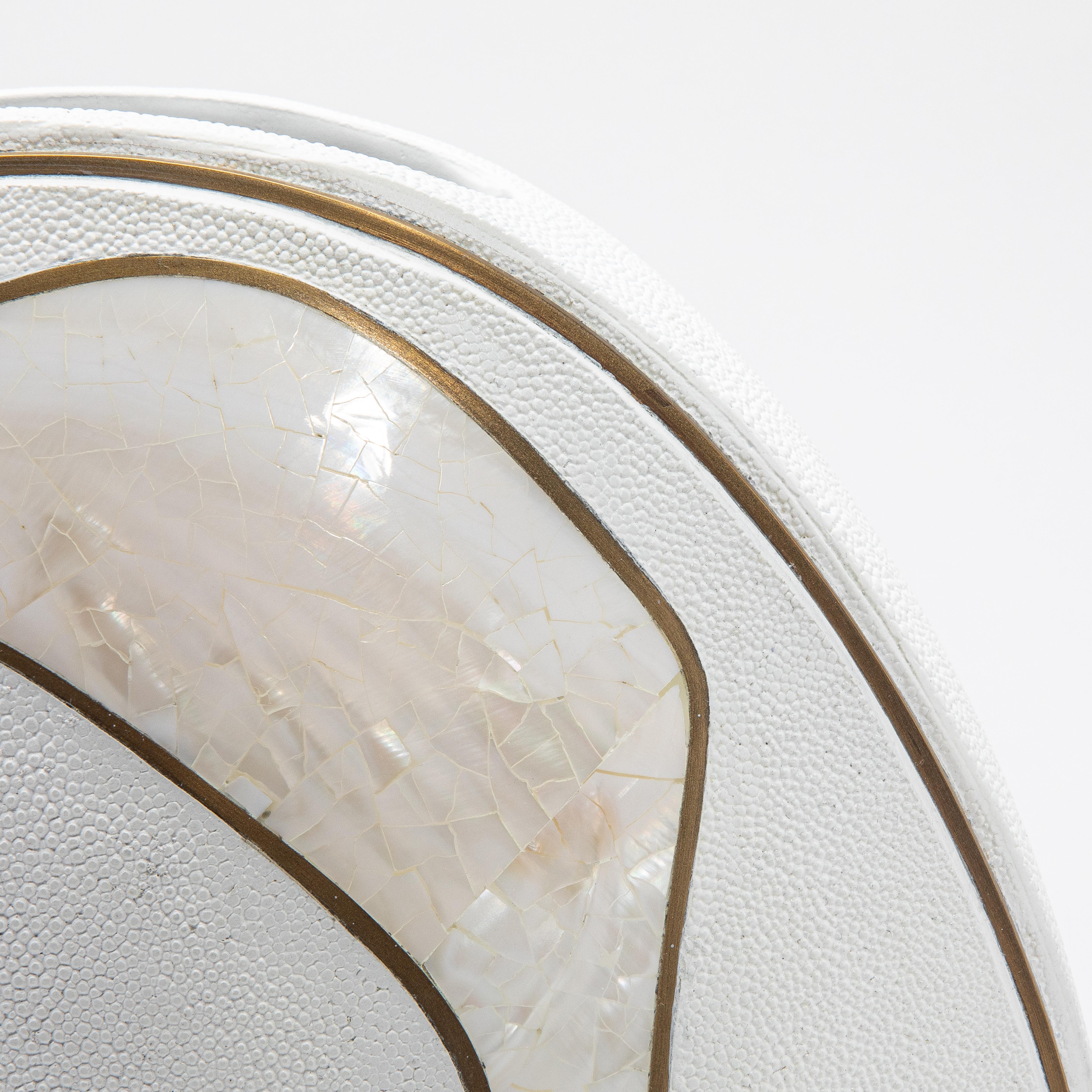 Moderne Vase aus Chagrinleder mit Perlmutt- und Messingdetails von R&Y Augousti (Handgefertigt) im Angebot