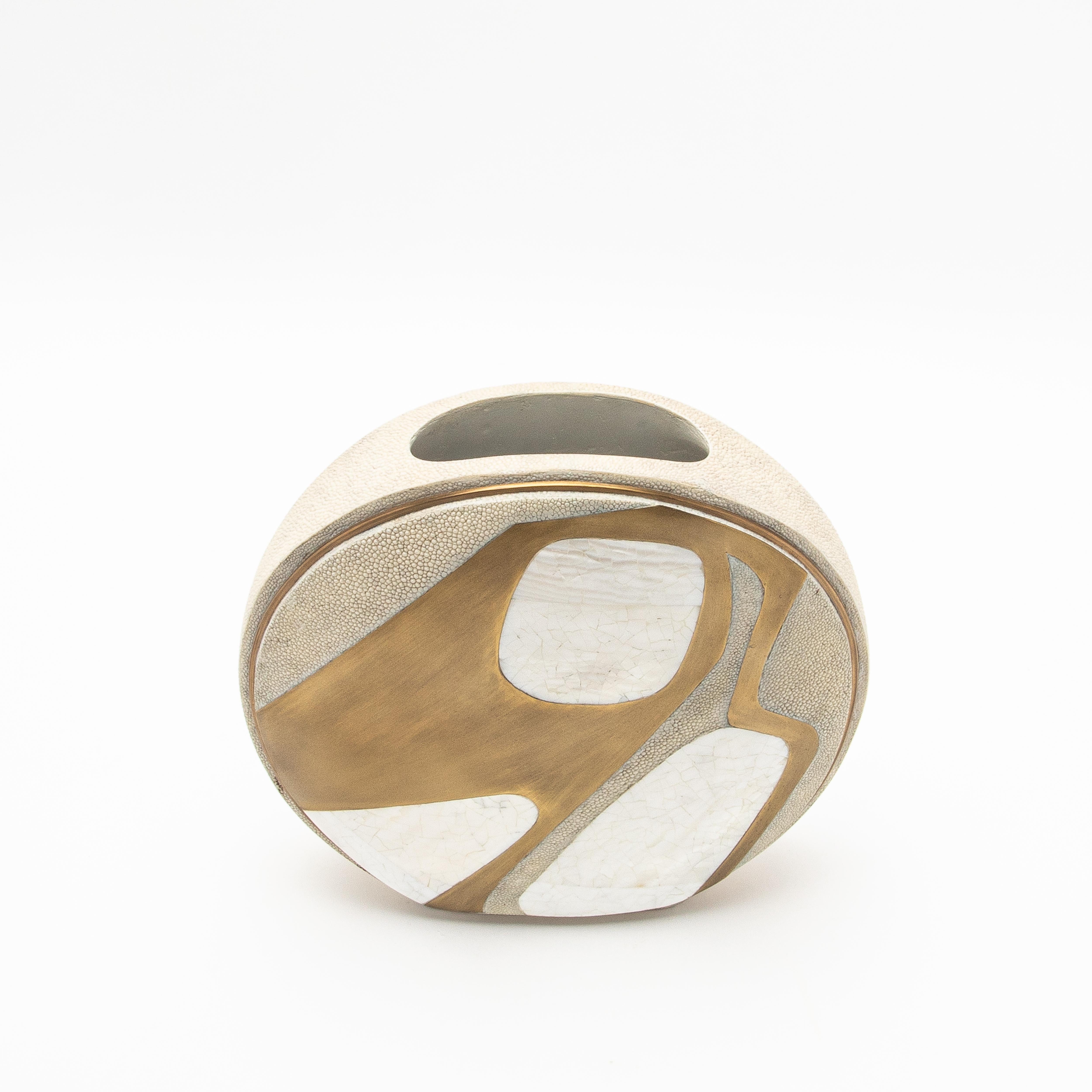 Moderne Vase aus Chagrinleder mit Perlmutt- und Messingdetails von R&Y Augousti im Zustand „Neu“ im Angebot in West Hollywood, CA