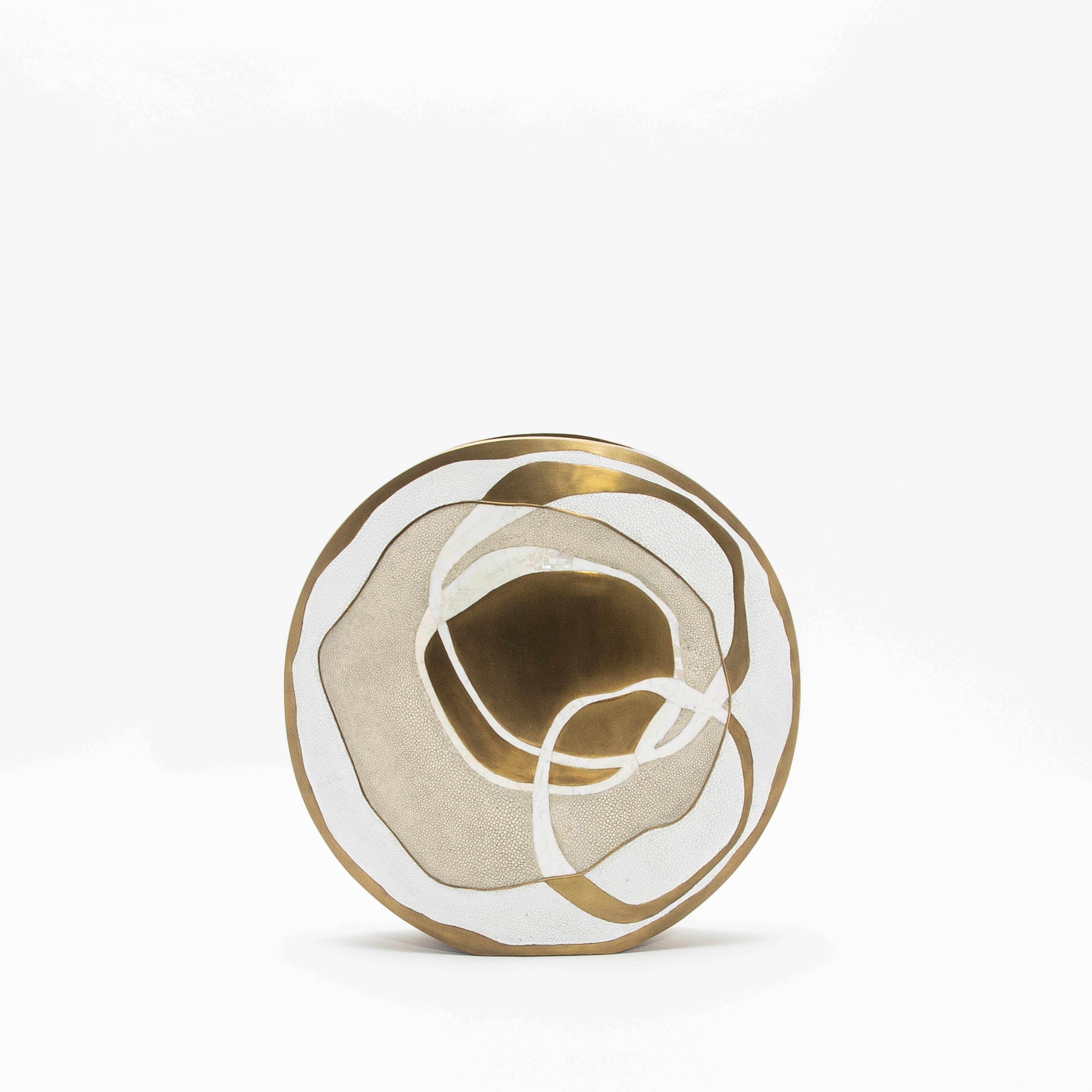 Moderne Vase aus Chagrinleder mit Perlmutt- und Messingdetails von R&Y Augousti im Zustand „Neu“ im Angebot in West Hollywood, CA