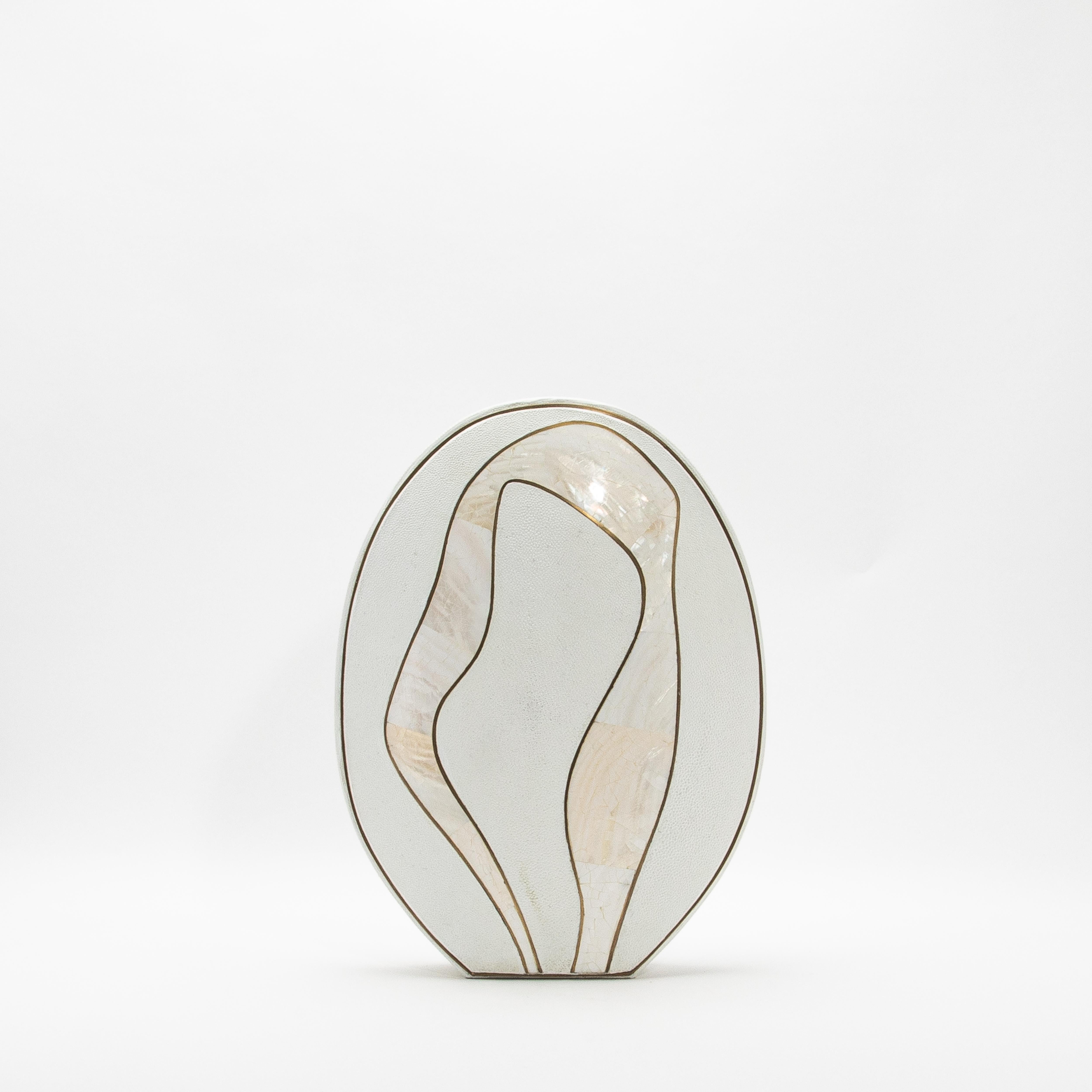 Moderne Vase aus Chagrinleder mit Perlmutt- und Messingdetails von R&Y Augousti im Zustand „Neu“ im Angebot in West Hollywood, CA