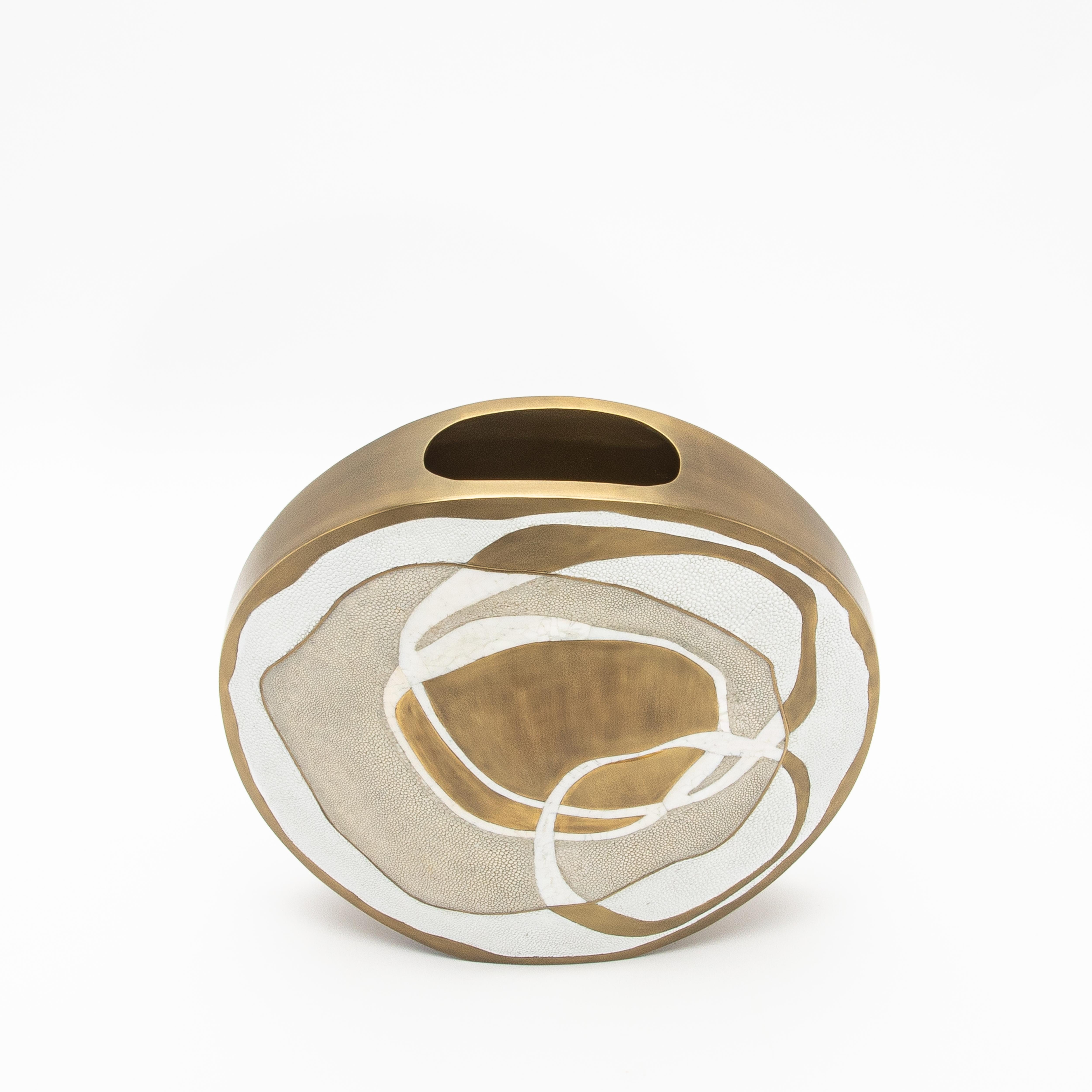 Moderne Vase aus Chagrinleder mit Perlmutt- und Messingdetails von R&Y Augousti (21. Jahrhundert und zeitgenössisch) im Angebot
