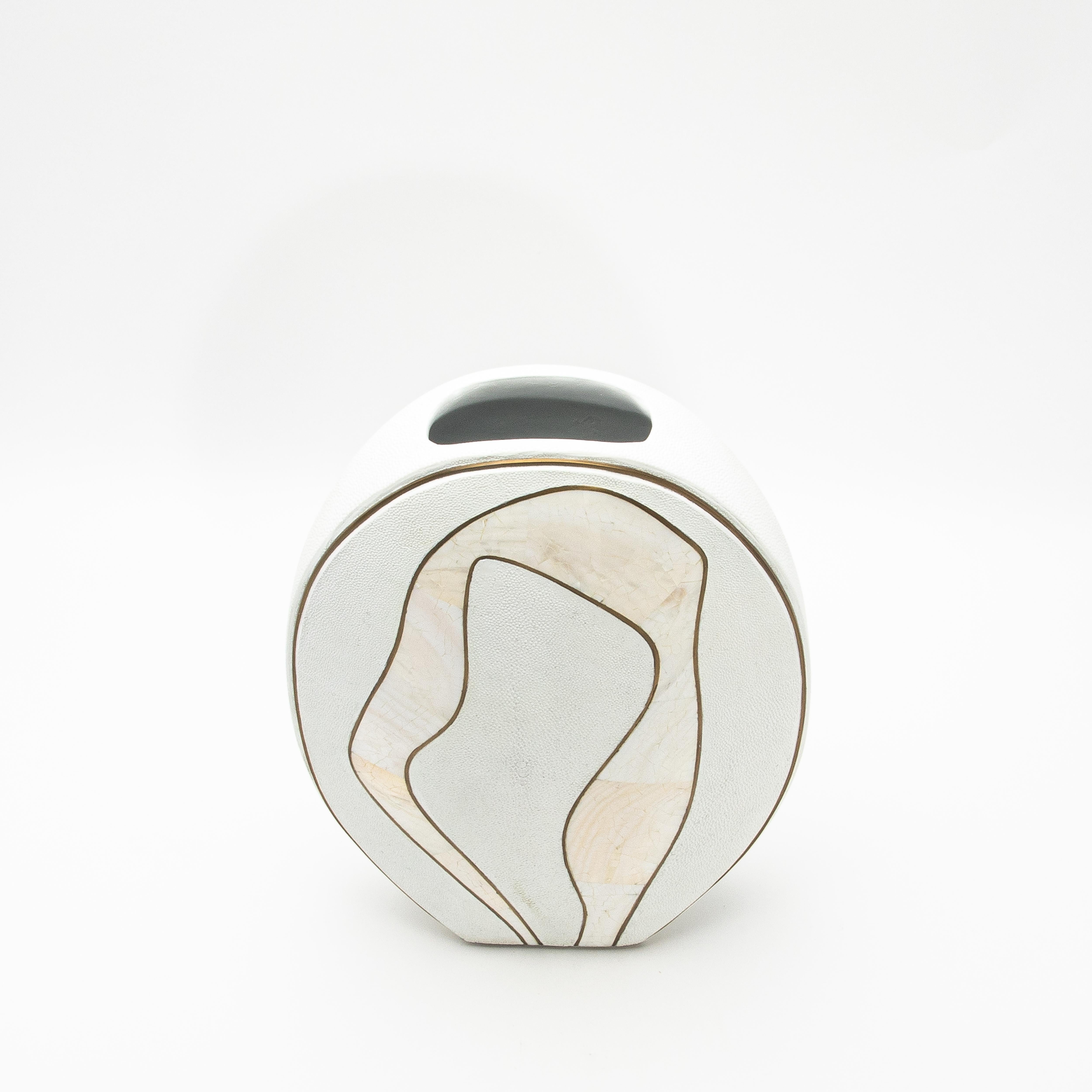 Moderne Vase aus Chagrinleder mit Perlmutt- und Messingdetails von R&Y Augousti (21. Jahrhundert und zeitgenössisch) im Angebot