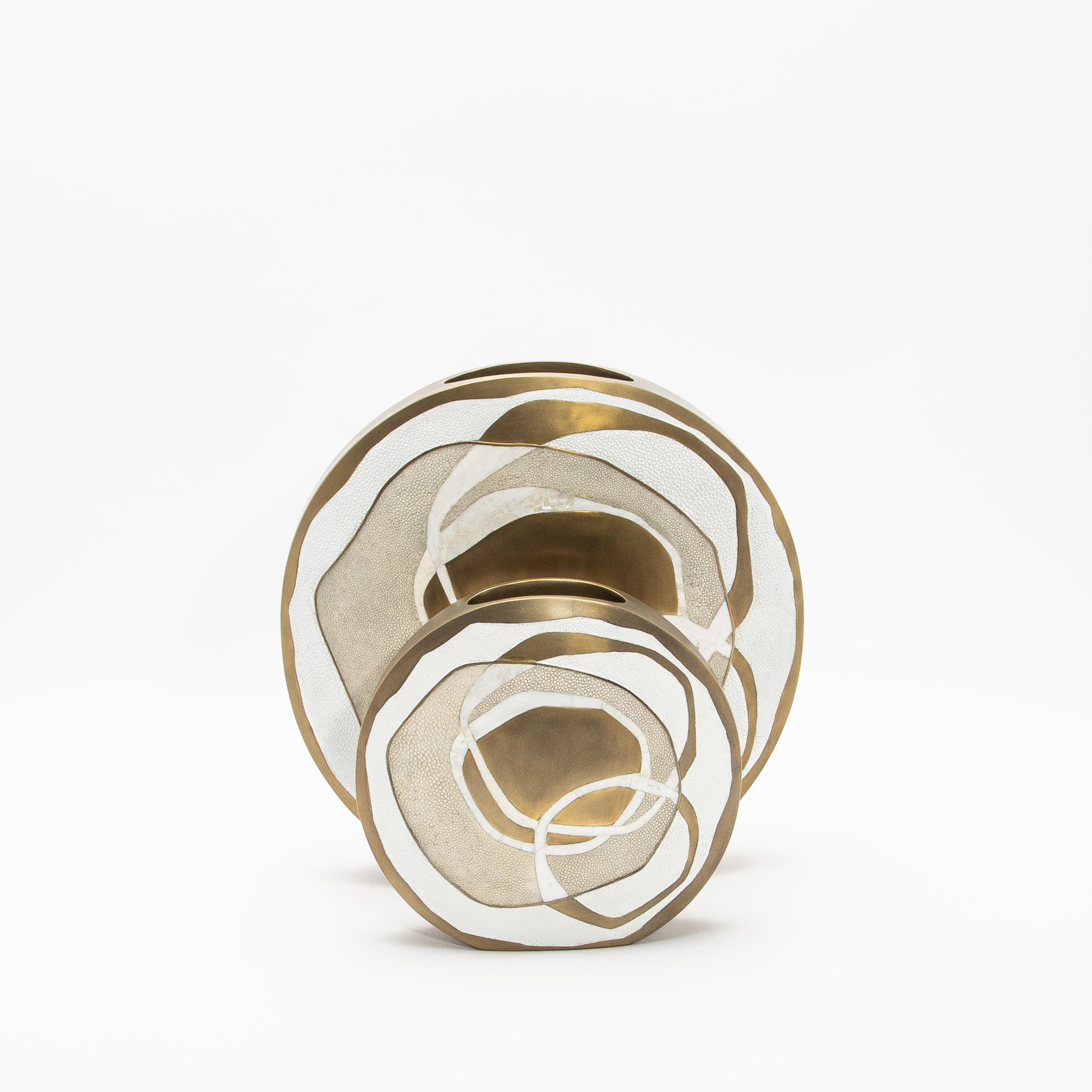 Moderne Vase aus Chagrinleder mit Perlmutt- und Messingdetails von R&Y Augousti (Muschel) im Angebot