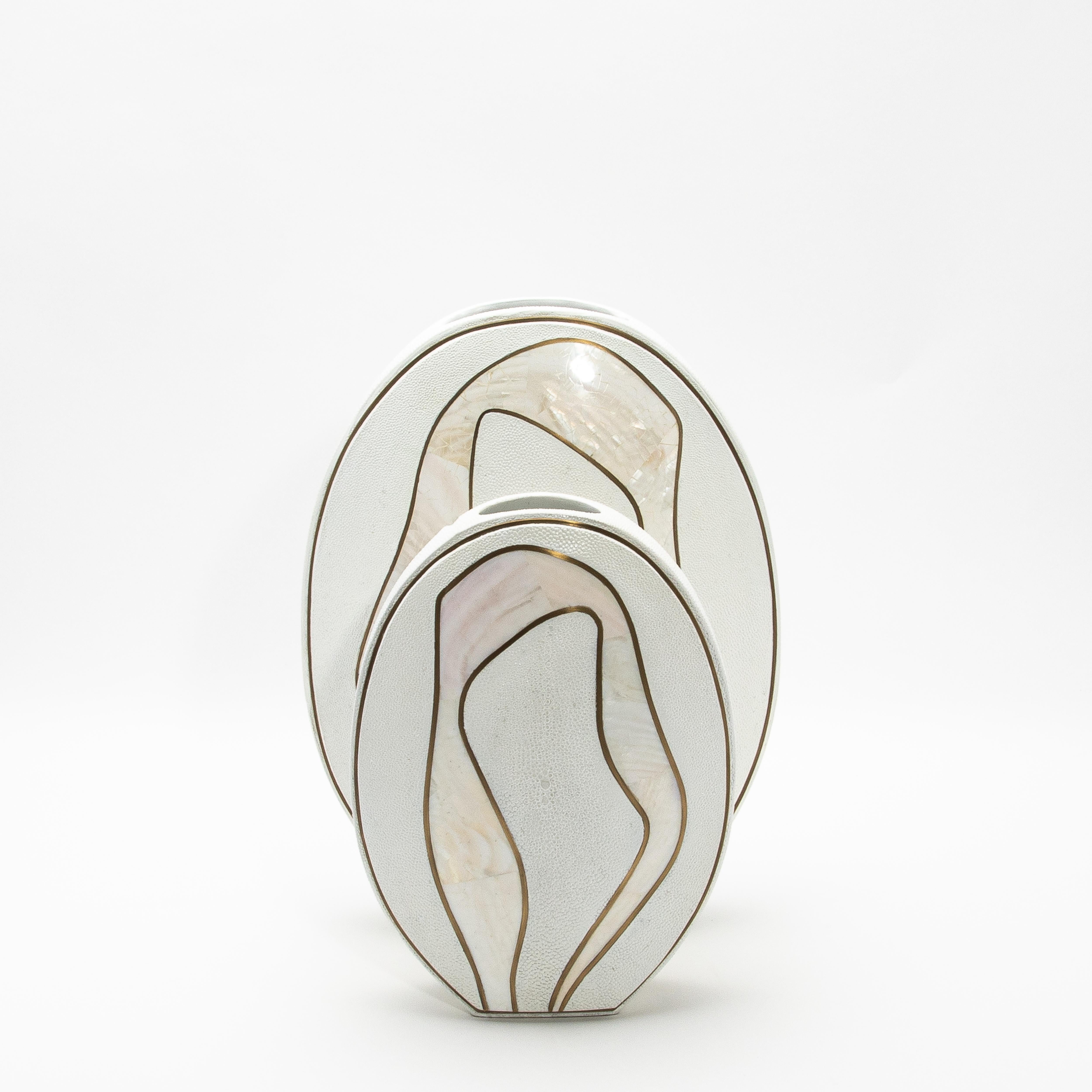 Moderne Vase aus Chagrinleder mit Perlmutt- und Messingdetails von R&Y Augousti im Angebot 1