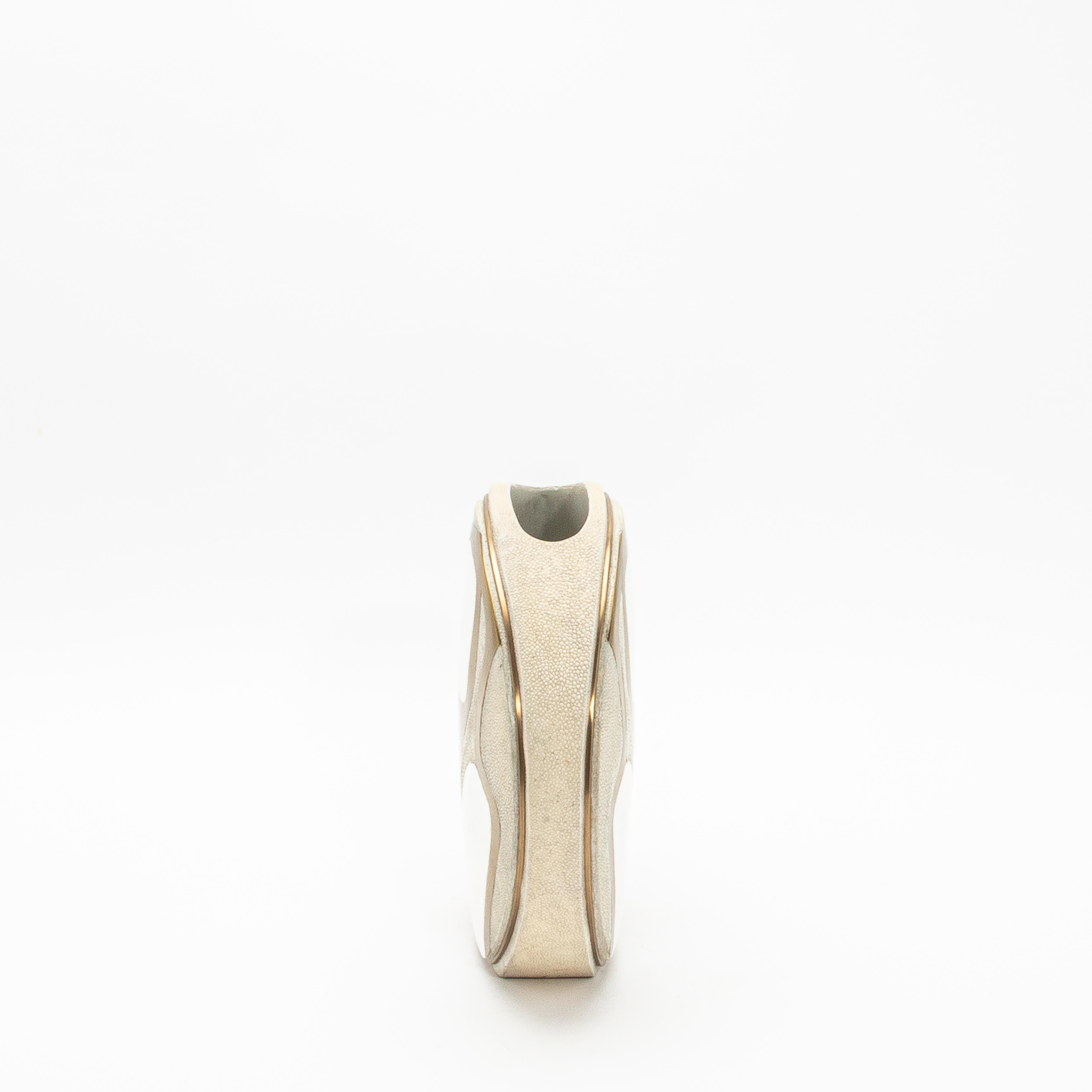 Moderne Vase aus Chagrinleder mit Perlmutt- und Messingdetails von R&Y Augousti im Angebot 2
