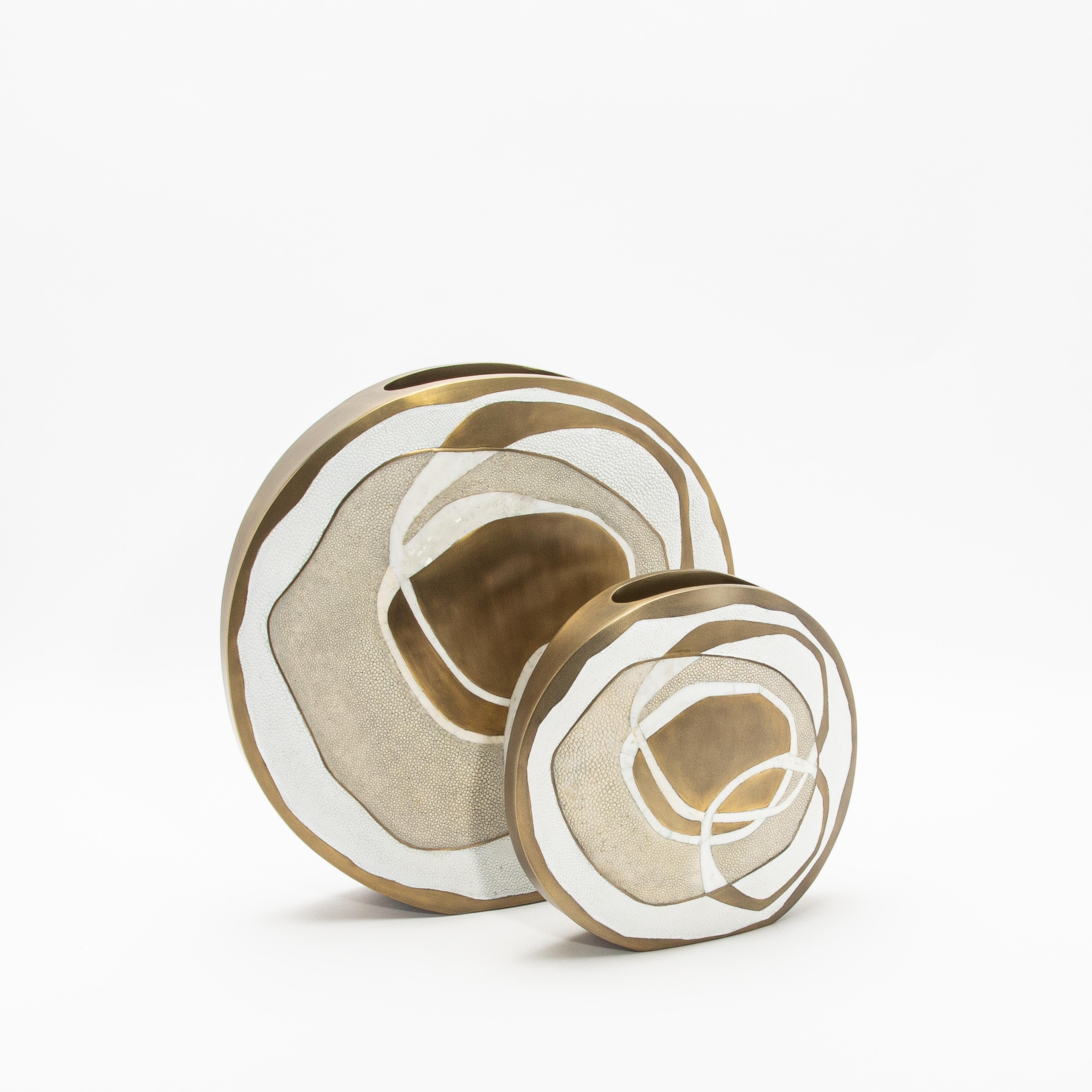 Moderne Vase aus Chagrinleder mit Perlmutt- und Messingdetails von R&Y Augousti im Angebot 1