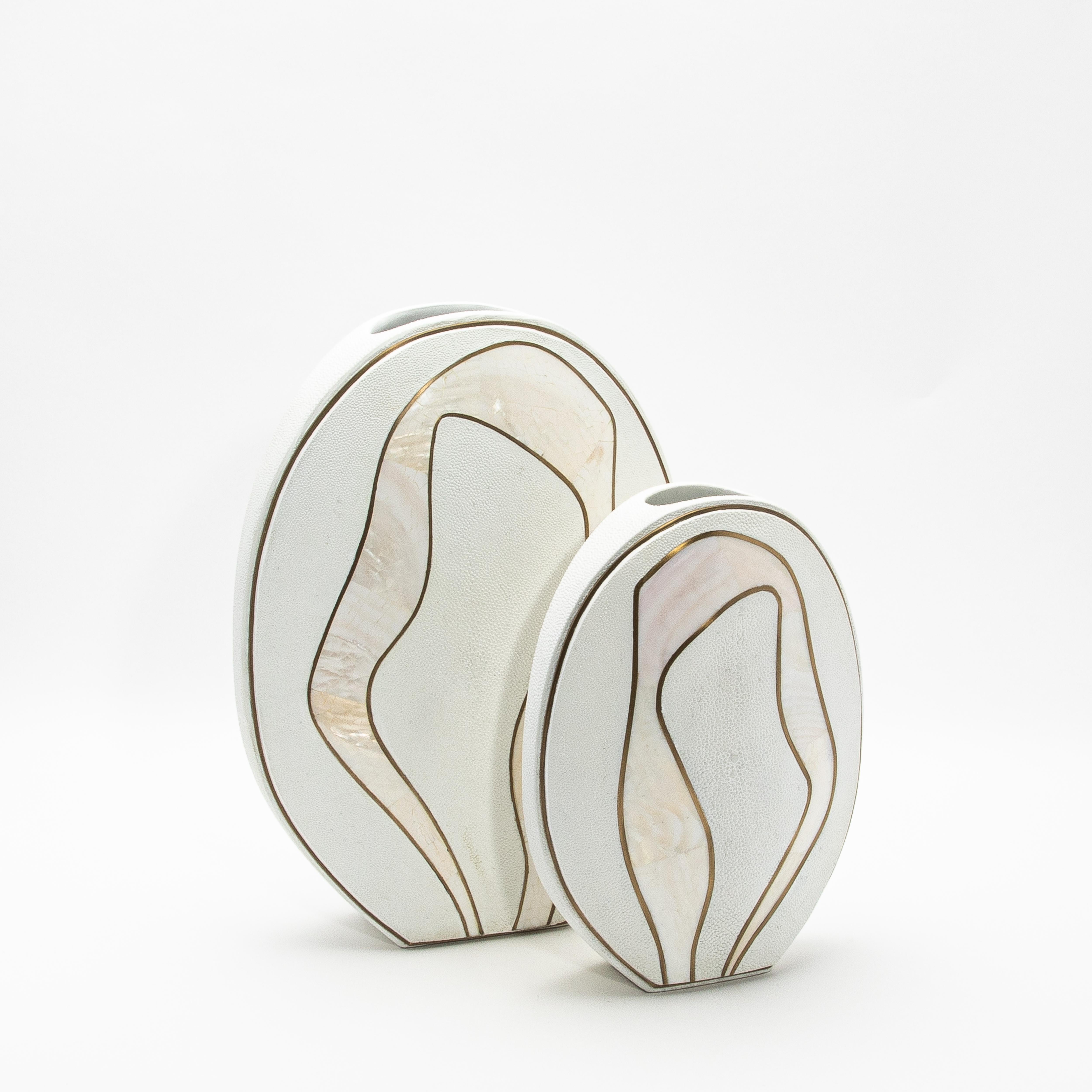 Moderne Vase aus Chagrinleder mit Perlmutt- und Messingdetails von R&Y Augousti im Angebot 2