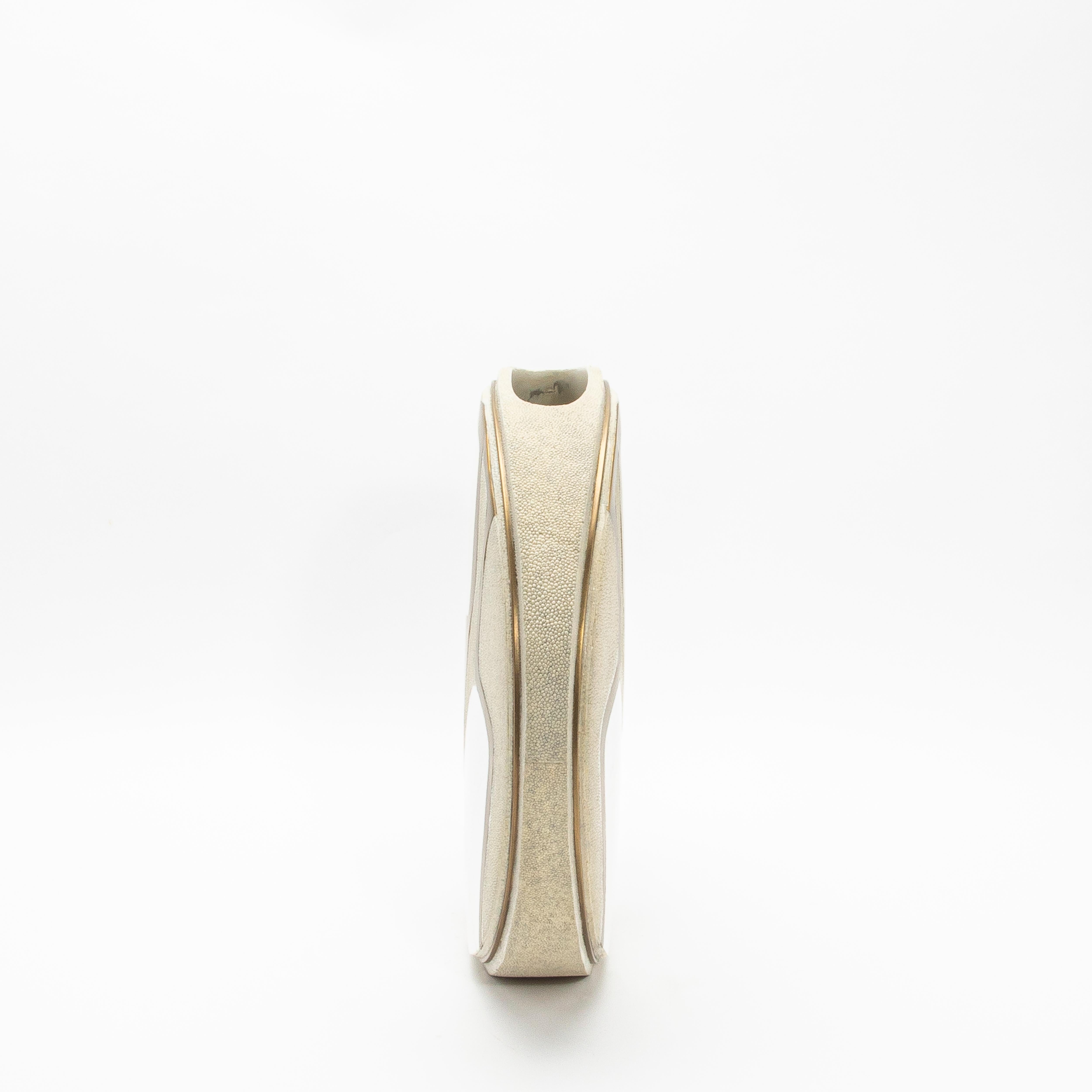 Moderne Vase aus Chagrinleder mit Perlmutt- und Messingdetails von R&Y Augousti im Angebot 1