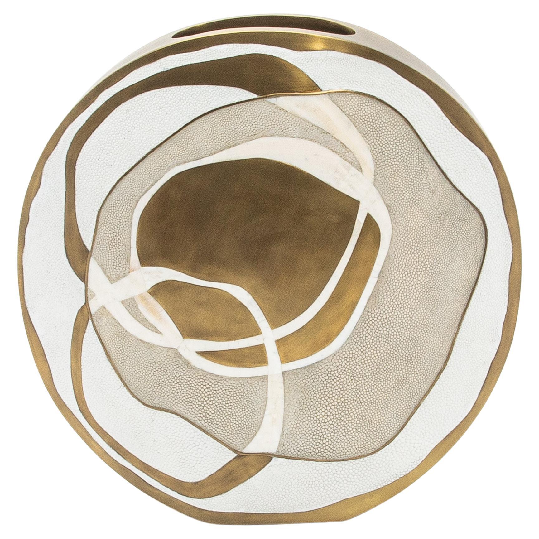 Moderne Vase aus Chagrinleder mit Perlmutt- und Messingdetails von R&Y Augousti