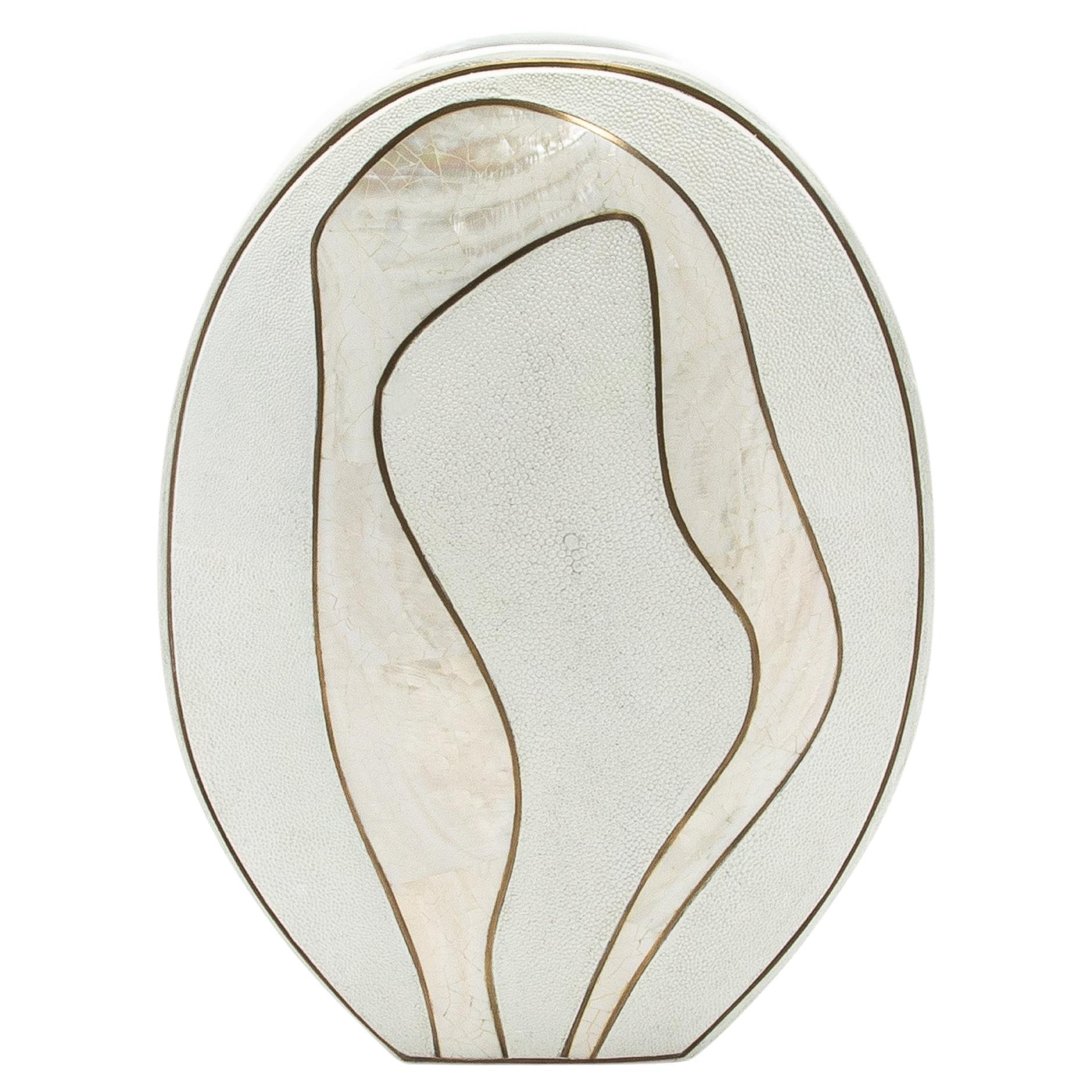 Moderne Vase aus Chagrinleder mit Perlmutt- und Messingdetails von R&Y Augousti