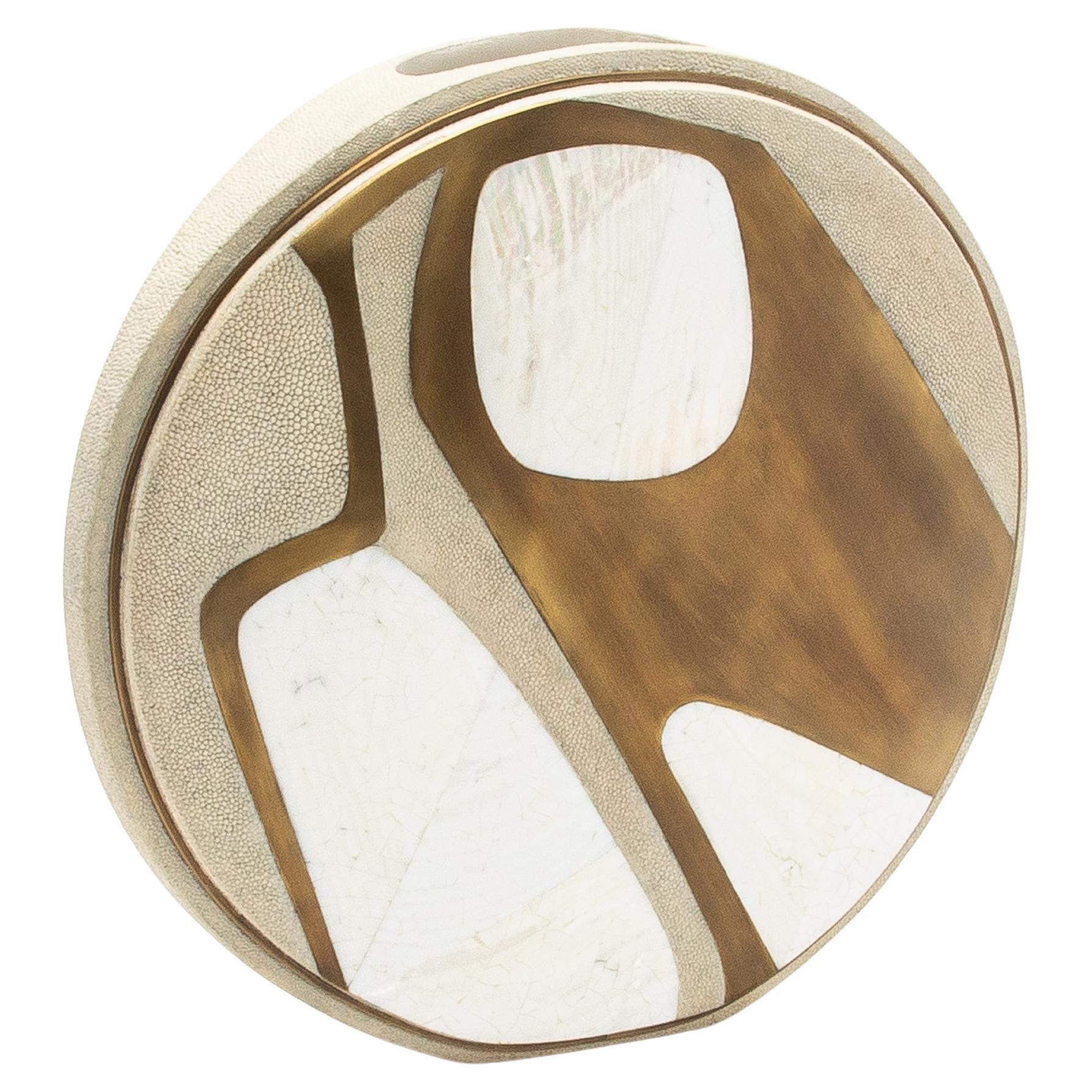 Moderne Vase aus Chagrinleder mit Perlmutt- und Messingdetails von R&Y Augousti im Angebot