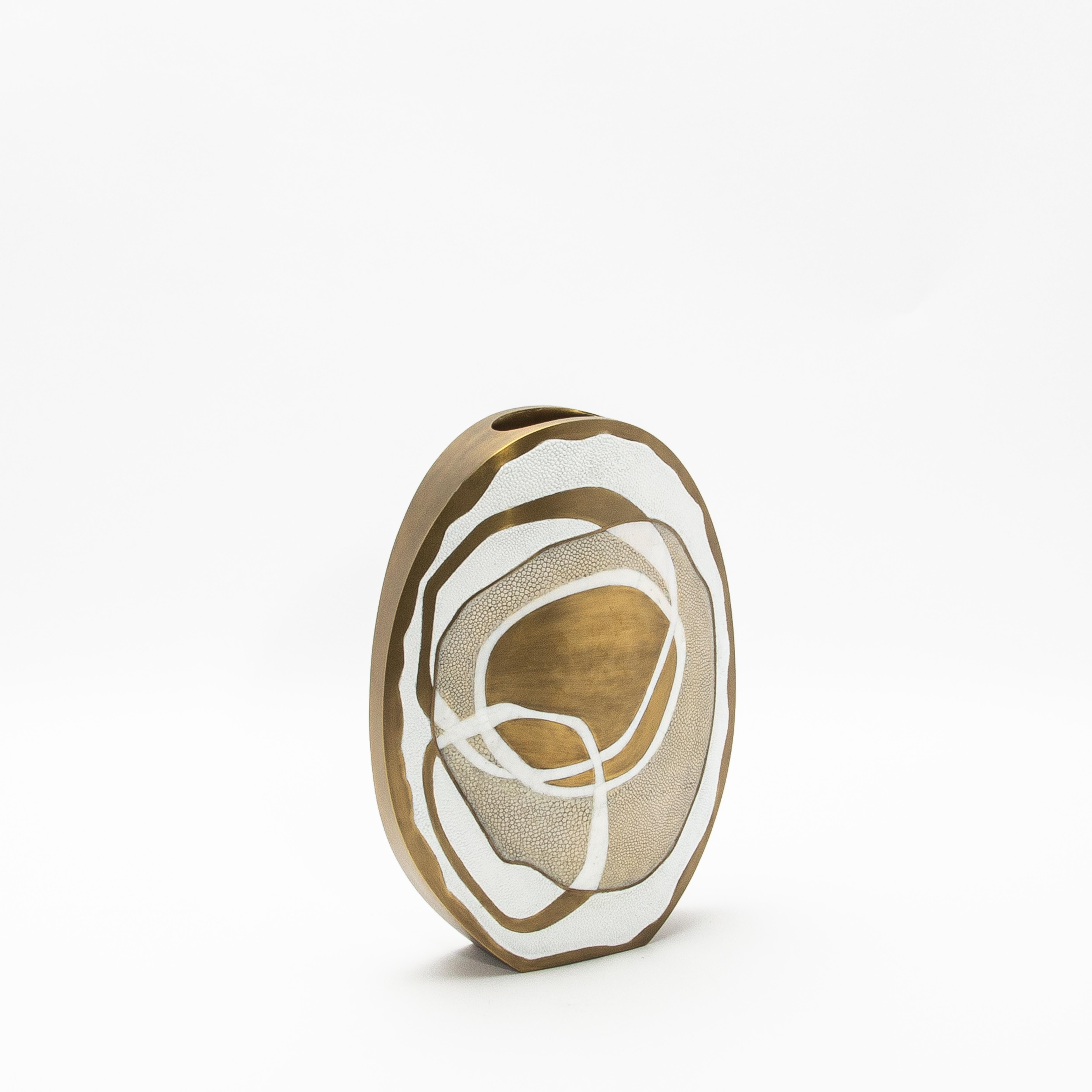Die Rose Vase von R&Y Augousti ist eine atemberaubende Kreation, die durch die meisterhafte Kombination exquisiter Materialien zeitgenössischen Luxus verkörpert. Diese handgefertigte Vase aus reichem Chagrin, poliertem Messing und aufwändigem