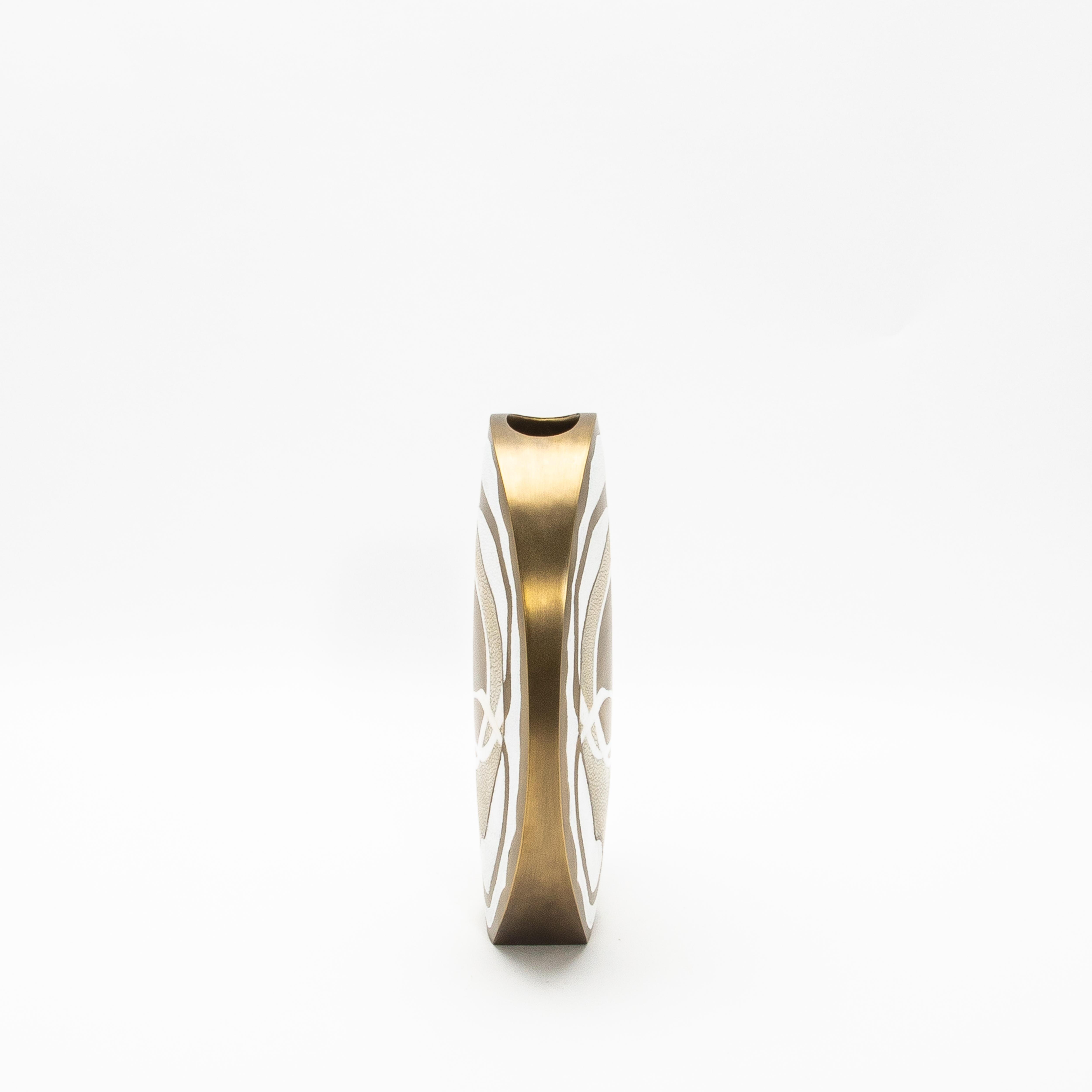 Moderne Vase aus Chagrinleder mit Perlmutt- und Messingdetails von R&Y Augousti (Art déco) im Angebot