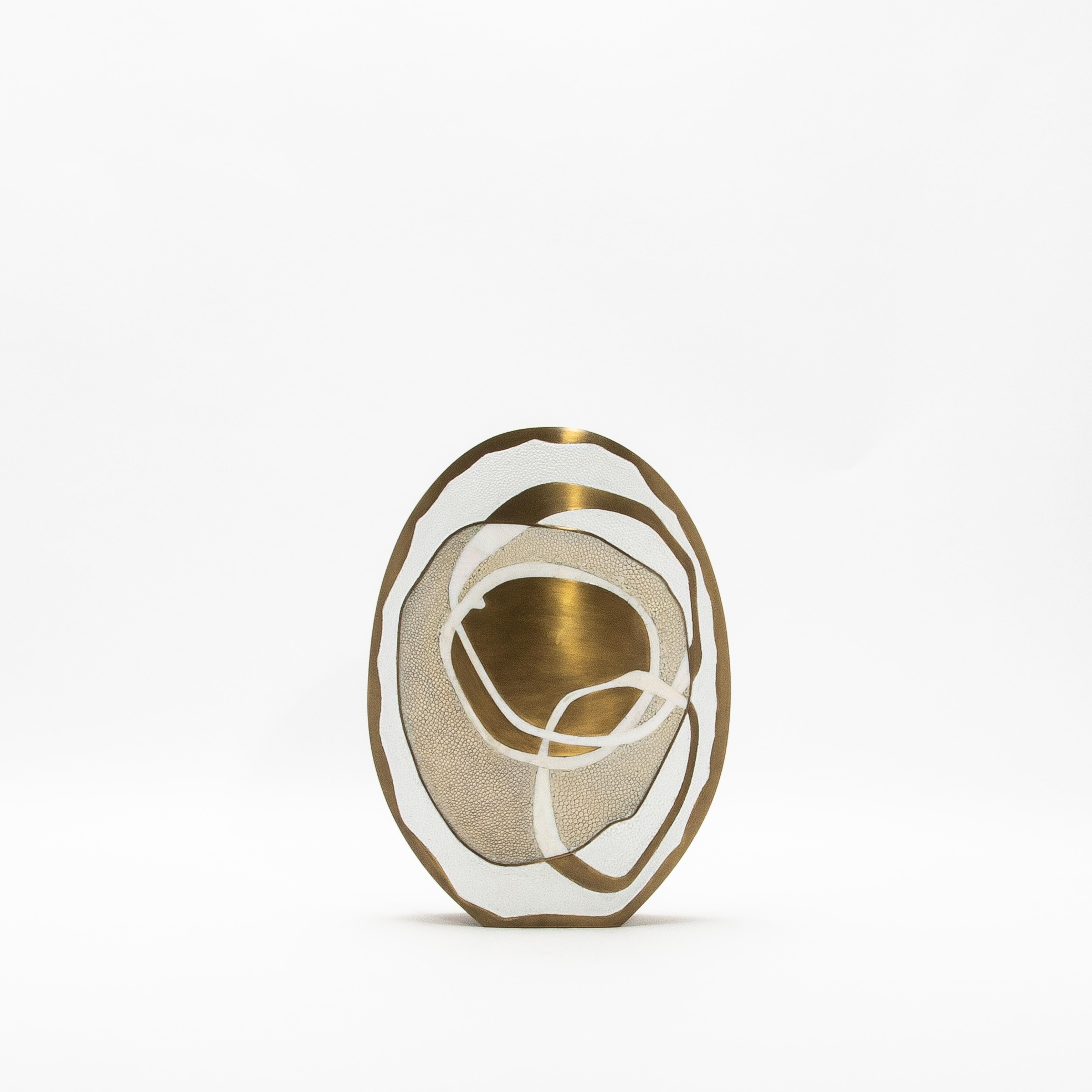 Moderne Vase aus Chagrinleder mit Perlmutt- und Messingdetails von R&Y Augousti (Handgefertigt) im Angebot